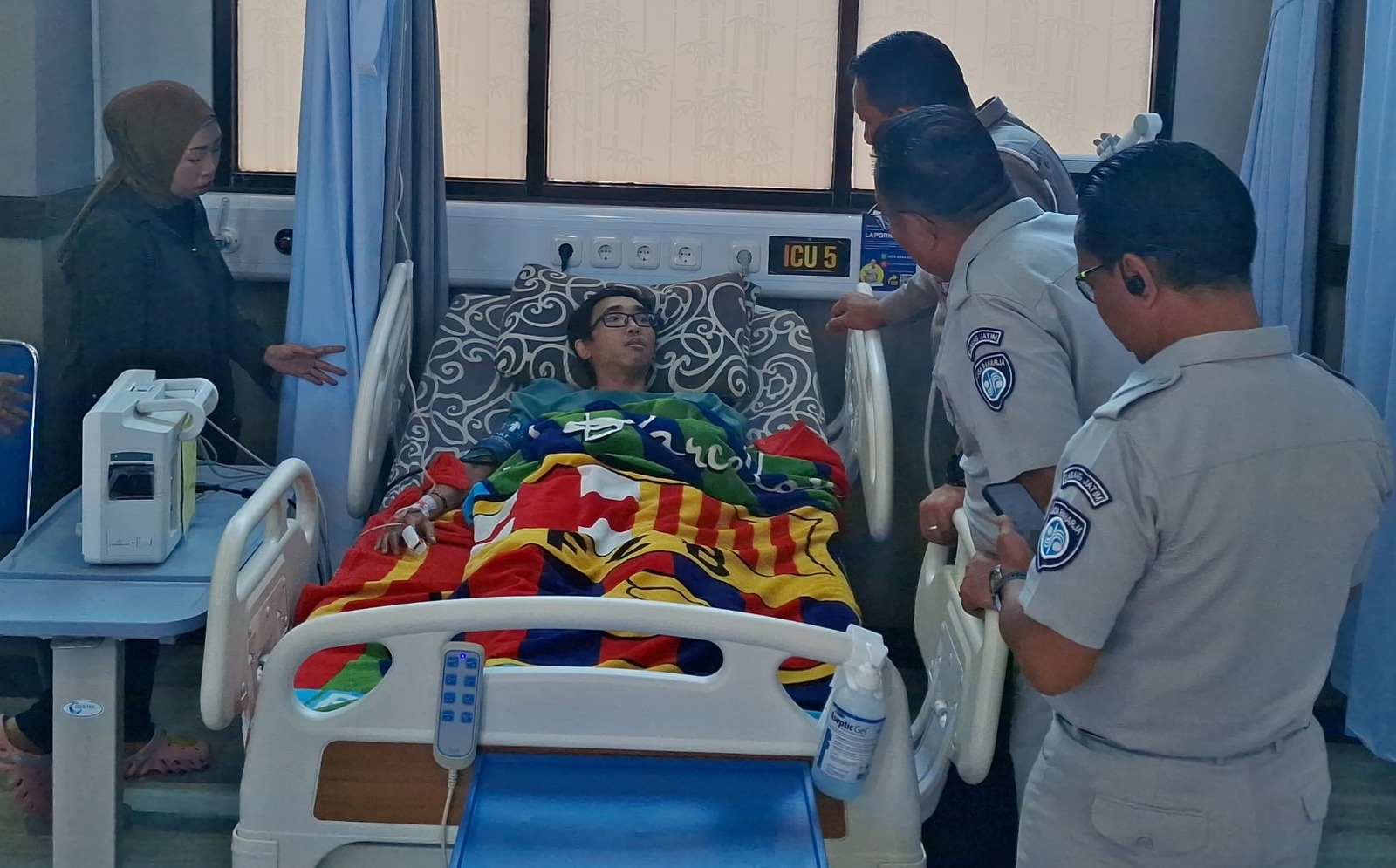 BOLEH PULANG: Karumkit Bhayangkara Hasta Brata Batu dr Anangingati SpOG(K) (kiri) meninjau salah satu pasien korban kecelakaan bus Sakhindra Trans yang sudah siap pulang pada Sabtu lalu (11/1).