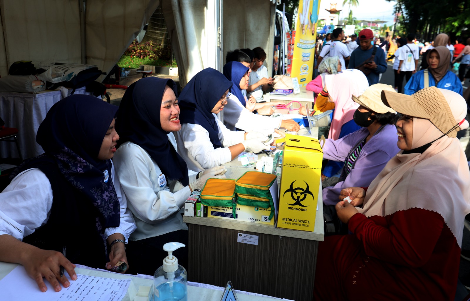 KAMPUS PEDULI:Para pengunjung Car Free Day Jalan Ijen menikmati layanan pemeriksaan kesehatan gratis di deretan stan yang disediakan dalam rangka Dies Natalis Fakultas Kedokteran Universitas Brawijaya