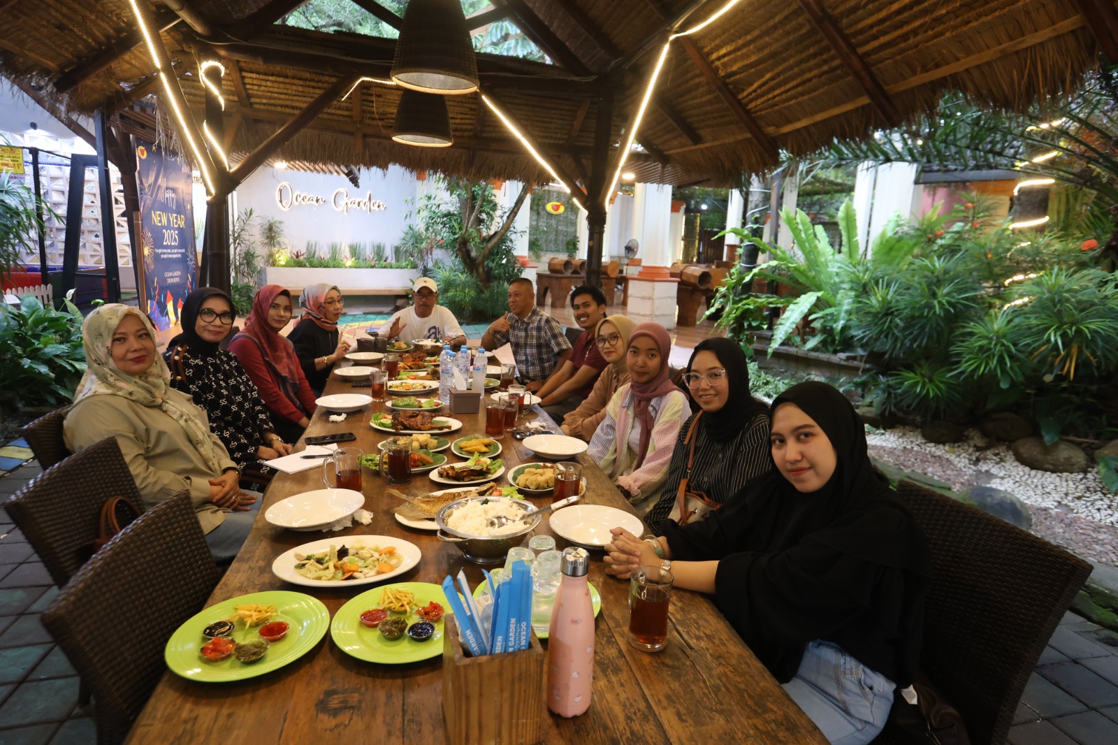 JADI PILIHAN: Pengunjung salah satu restoran di Jalan Trunojoyo menikmati makanan dan minuman yang dipesan kemarin siang. DARMONO/RADAR MALANG