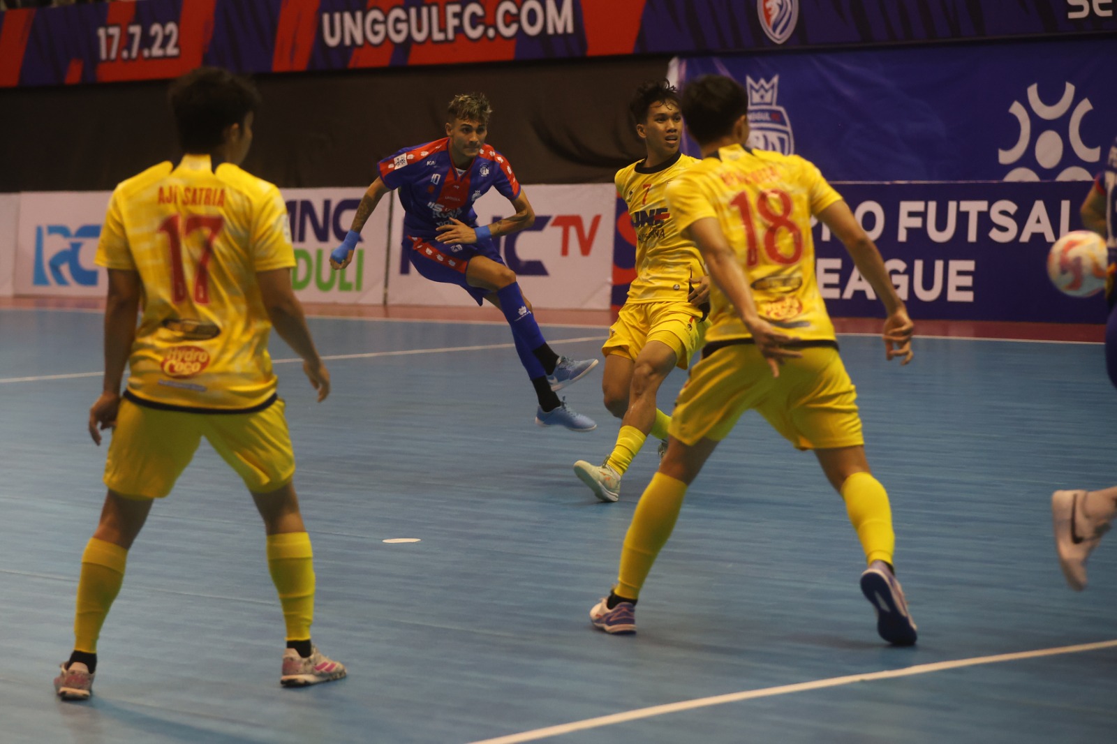 ON FIRE: Andres Teran (dua dari kiri) melepaskan tembakan yang berujung gol ke gawang Cosmo JNE dalam laga PFL di GOR Ken Arok, kemarin. DARMONO/RADAR MALANG