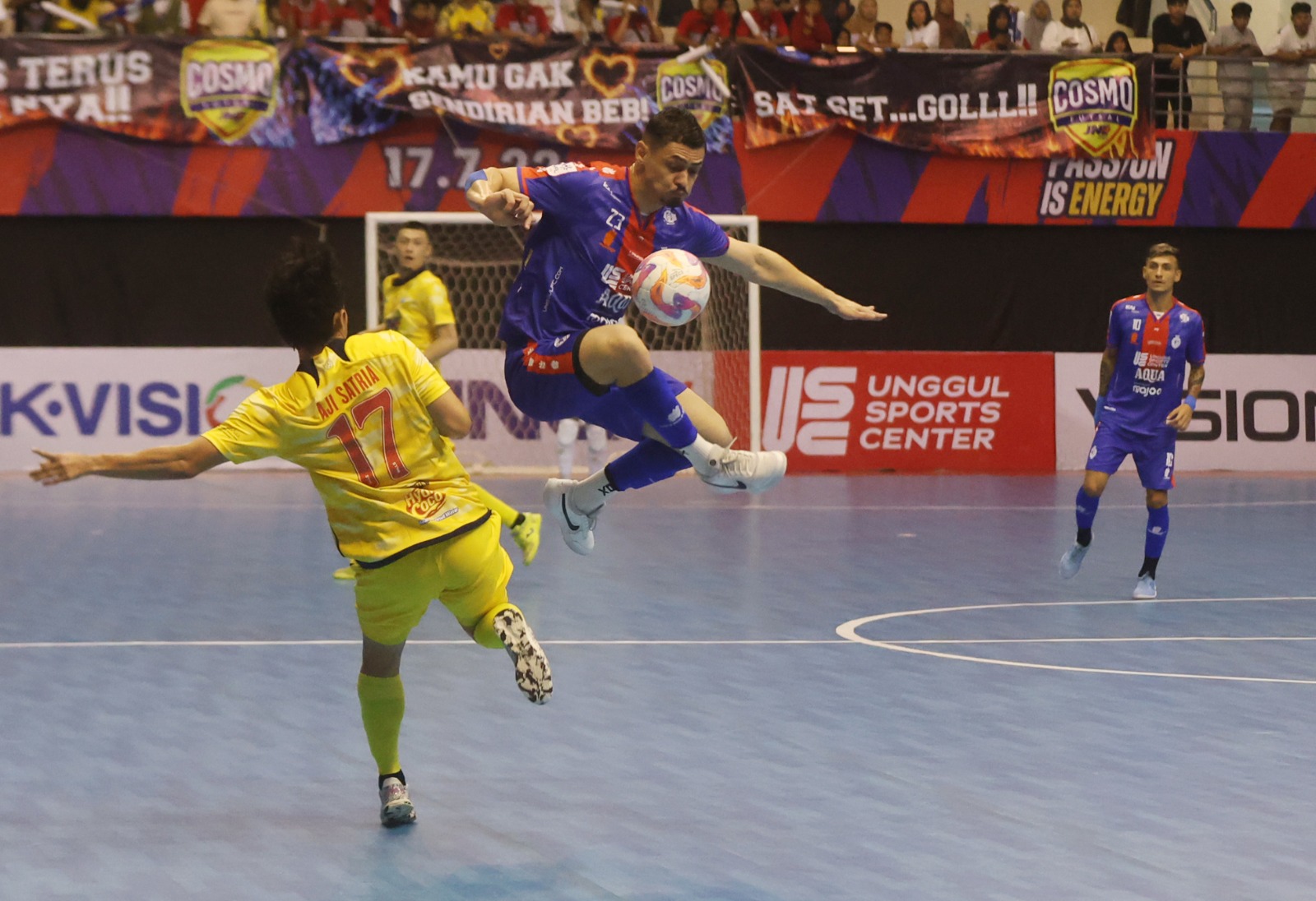 MENANG LAGI: Pivot Unggul FC Wellington Pereira Rodrigues (kanan) berebut bola dengan pemain Cosmo JNE Aji Satria pada laga pekan kedua Pro Futsal League di GOR Ken Arok kemarin (12/1). DARMONO