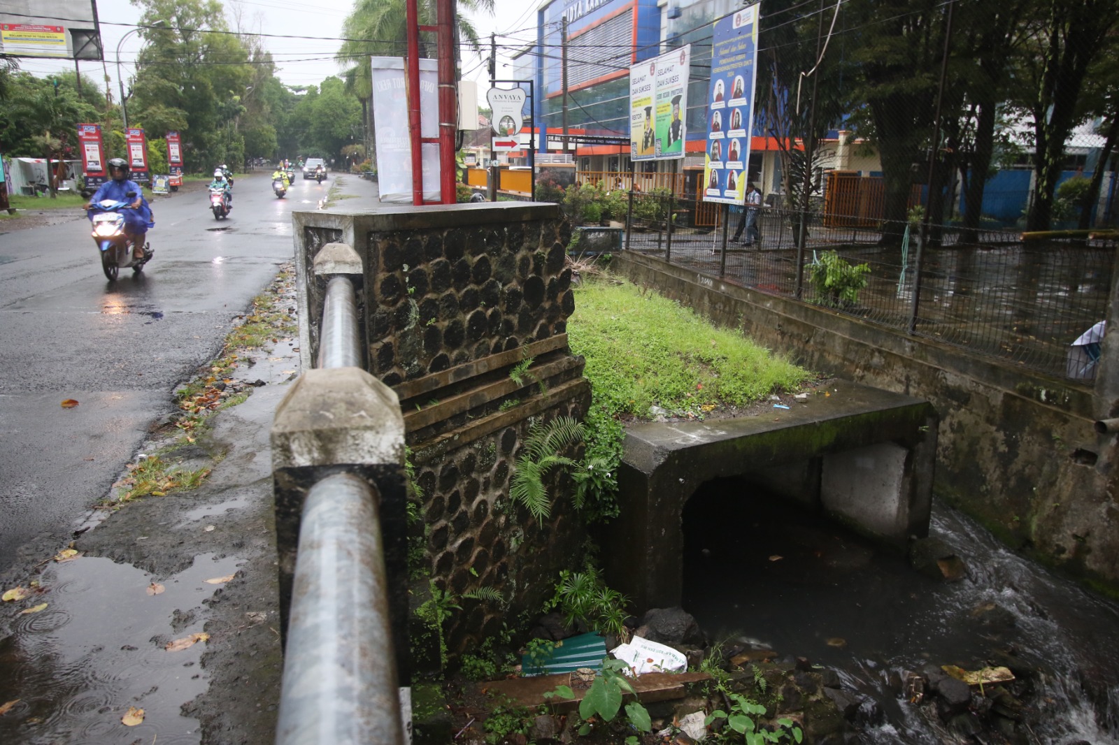 BAKAL DILANJUTKAN: Drainase di Jalan Bondowoso, Kecamatan Klojen mangkrak sejak beberapa tahun terakhir. SATRIA CAHYONO / RADAR MALANG