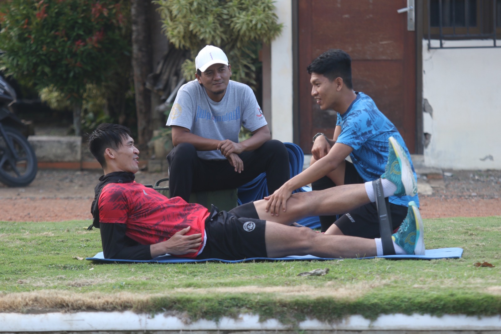 FOKUS PEMULIHAN: Syaeful Anwar (kiri) menjalani penguatan kaki bersama fisioterapi tim Reta Arroyan di Lapangan Universitas Brawijaya, beberapa waktu lalu. SATRIA CAHYONO FOR RADAR MALANG