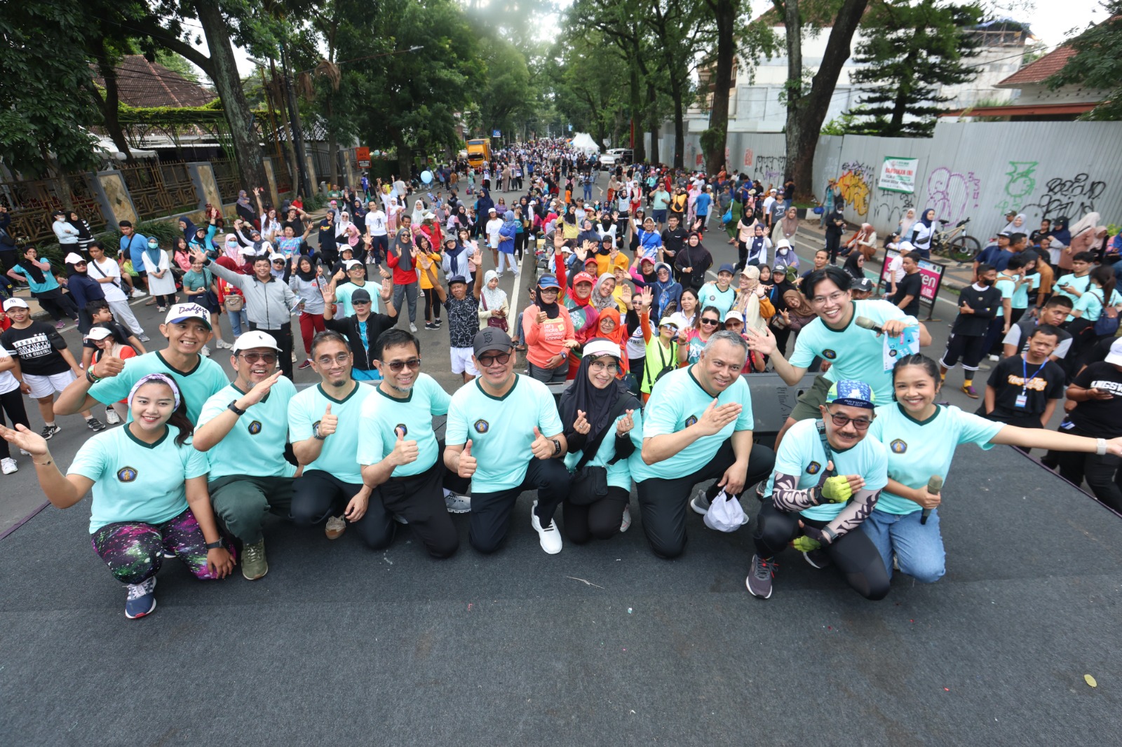 MERIAH: Dirktur RSSA dr Moch Bachtiar Budianto (tengah, topi hitam) dan Dekan FK UB Prof Dr dr Wisnu Barlianto MSi Med  SpA(K) (empat dari kiri) didampingi jajaran dekanat foto bersama pengunjung CFD.