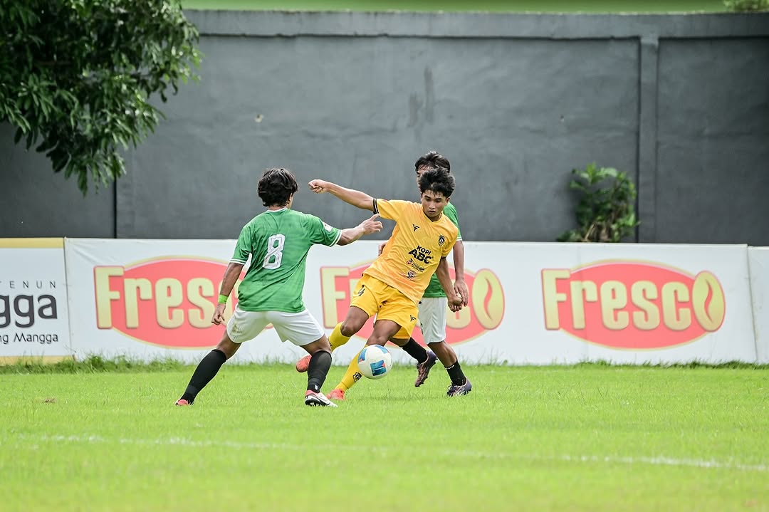 PERKUAT TIM: Pemain Malang United (tengah) berusaha lepas dari pressing penggawa ASIFA dalam laga Liga 4 Jatim, 10 Januari lalu. MO MALANG UNITED FOR RADAR MALANG