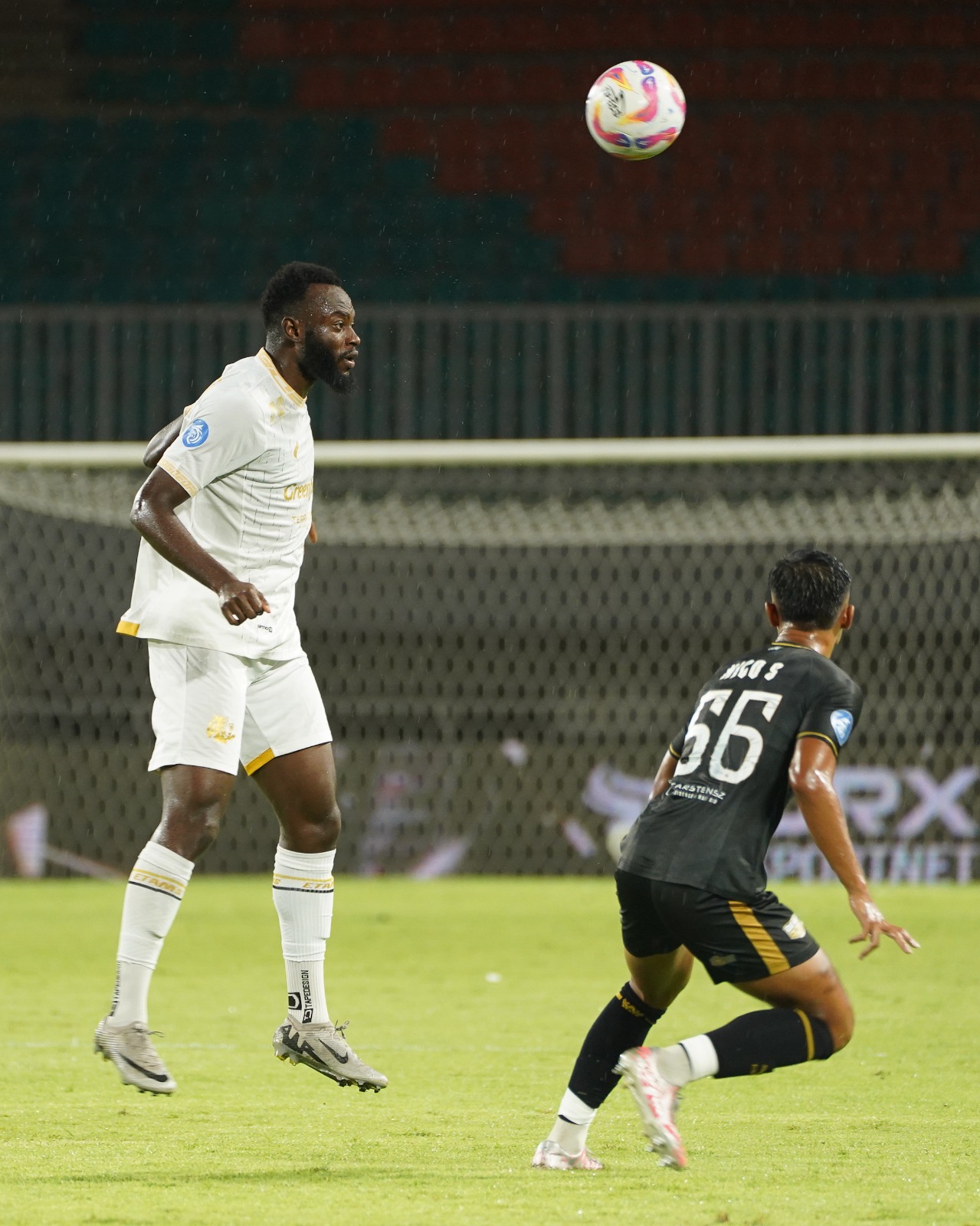 PUNYA PR: Charles Lokolingoy (kiri) berusaha menjangkau bola dalam laga melawan Dewa United pekan ke-18 di Stadion Pakansari, Bogor, Sabtu lalu (11/1). MEDIA OFFICER AREMA FC FOR RADAR MALANG