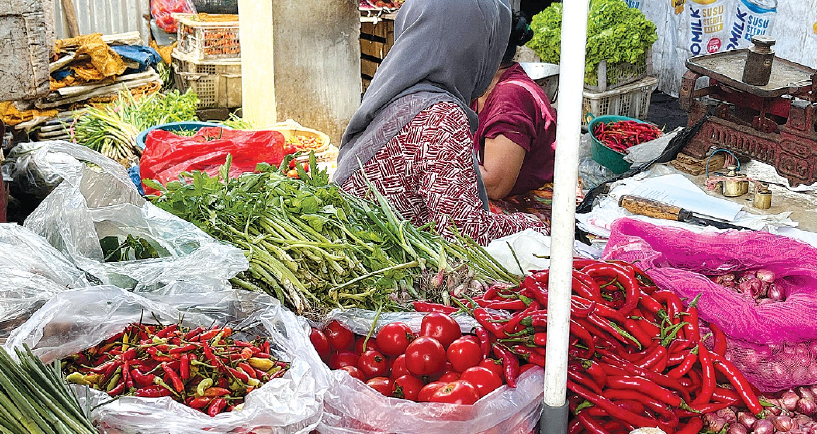 Pedagang peracangan di Pasar Singosari Malang berjualan berbagai komoditi, termasuk cabai