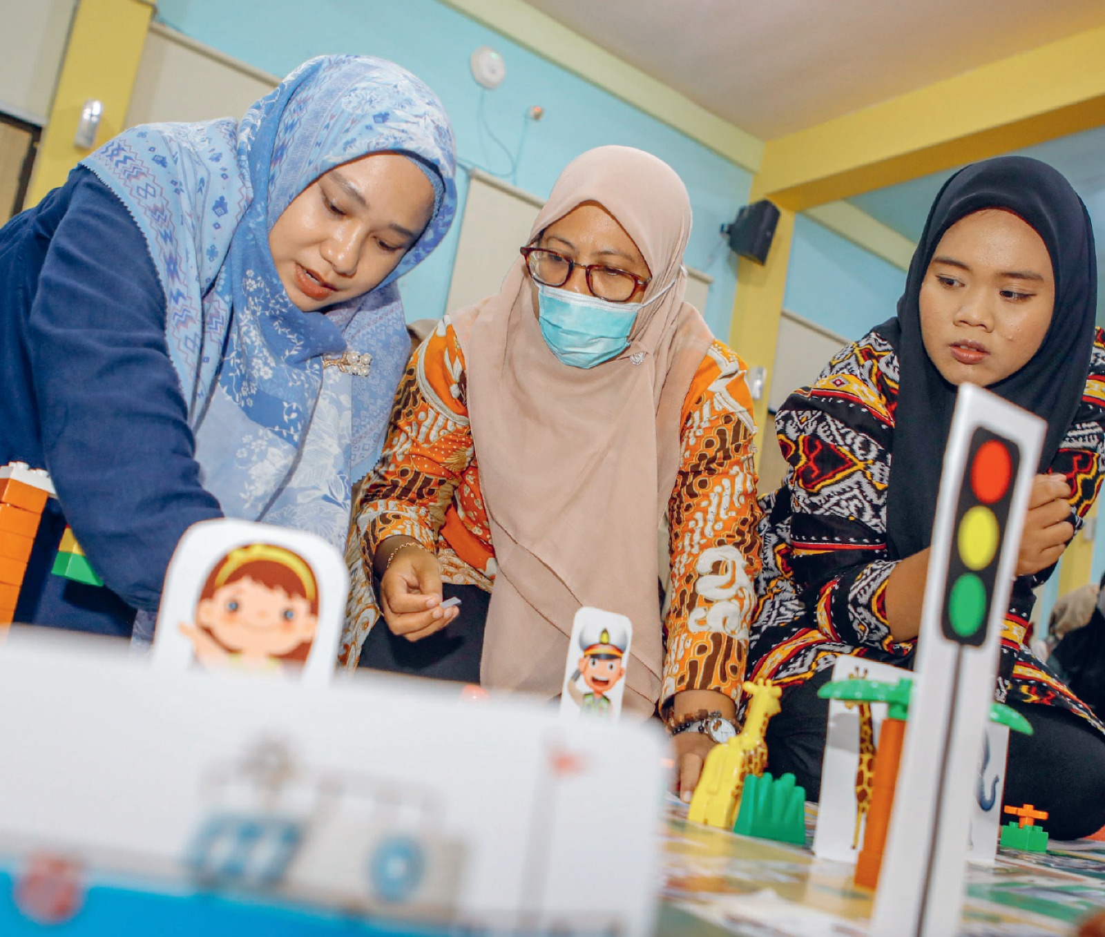 FOKUS MENYIMAK: Guru PAUD-TK di Surabaya mendapat pelatihan coding dari Dinas Pendidikan kemarin siang. DIPTA WAHYU/JAWA POS