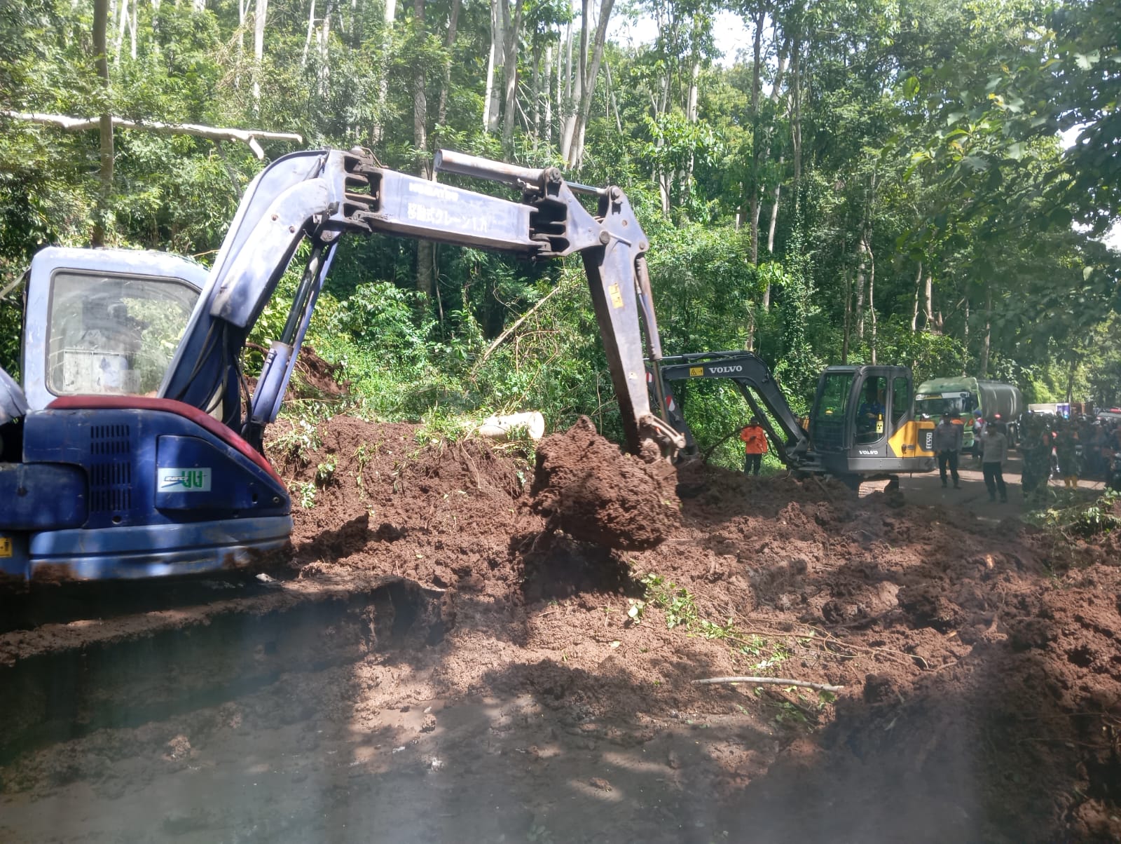 Alat berat menyingkirkan material dari jalur penghubung Pagak-Kepanjen di Desa Sumberejo