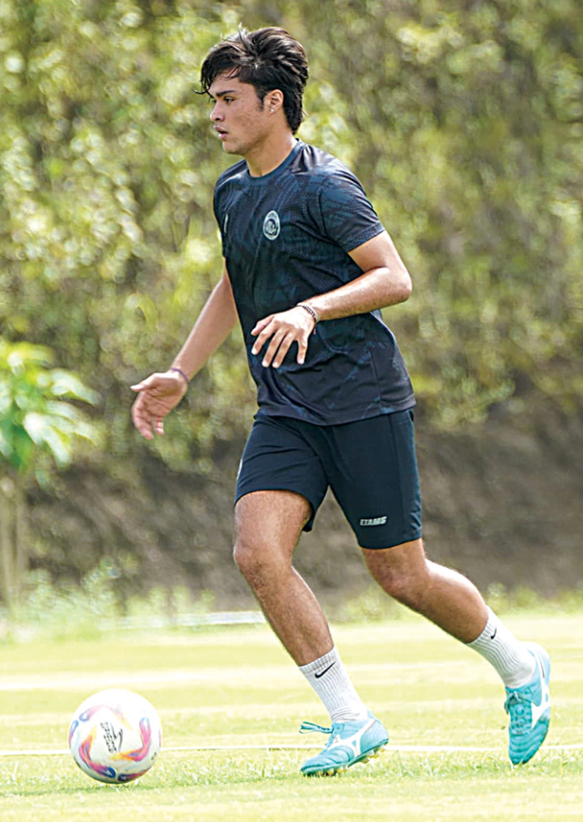 PETUALANGAN BARU: Brandon Scheunemann menjalani sesi latihan bersama arema FC di Lapangan Wonoayu Wajak, Kabupaten Malang, kemarin.