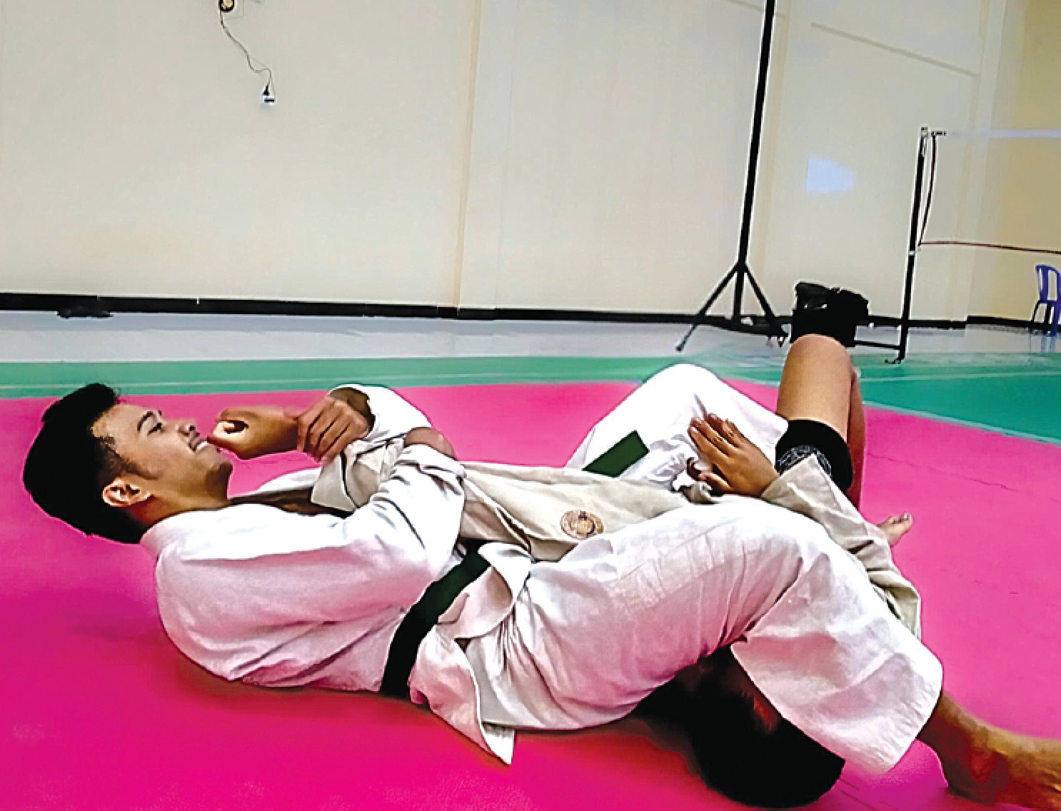 PERBANYAK METODE LATIHAN: Atlet PBJI Kota Batu berlatih teknik kuncian di Polres Kota Batu, beberapa waktu yang lalu. JUJITSU KOTA BATU FOR RADAR MALANG