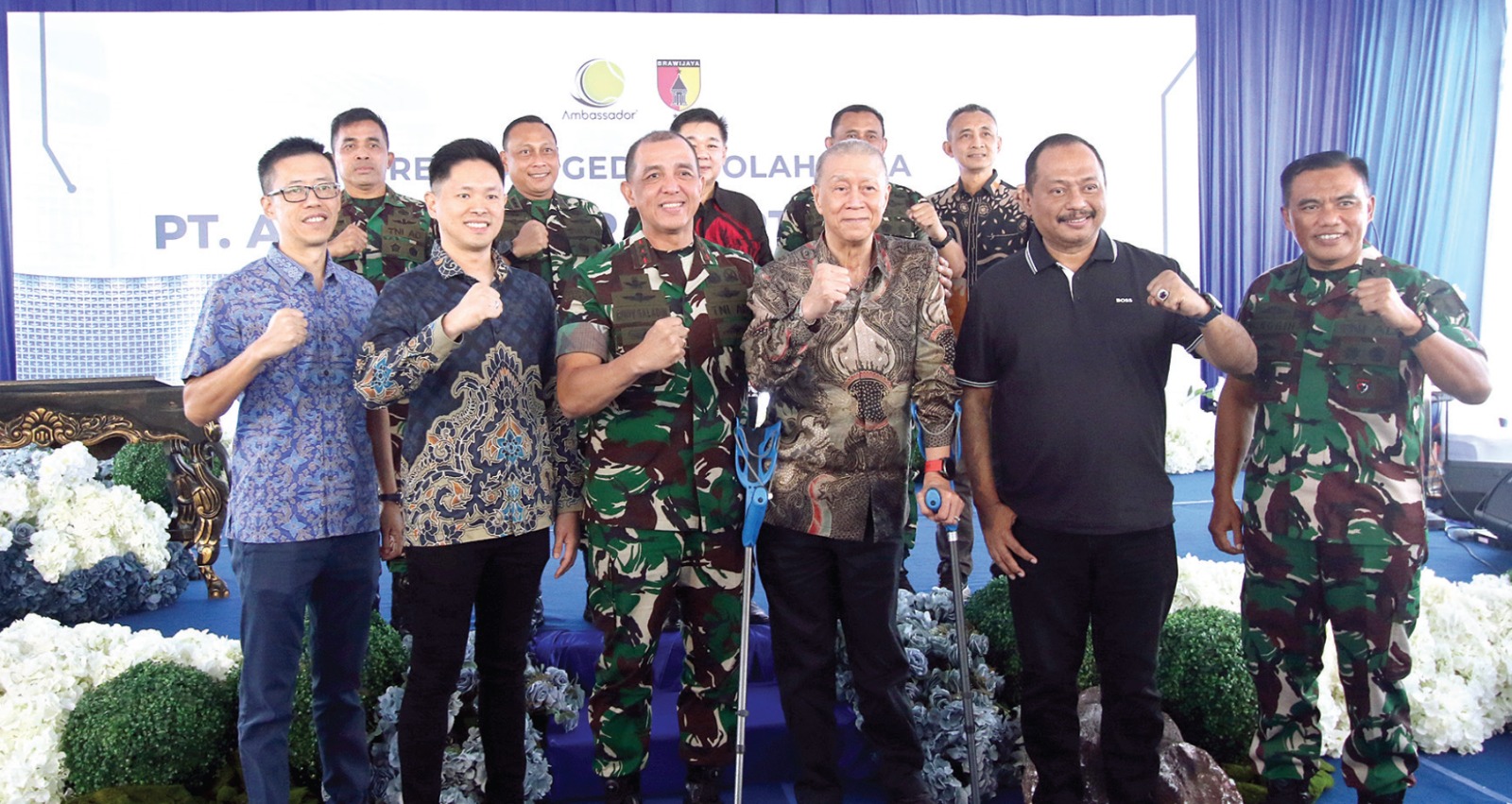 BERI APRESIASI: Jajaran Kodam V/Brawijaya foto bersama jajaran manajemen Ambassador Tennis kemarin pagi (15/1). SATRIA CAHYONO/RADAR MALANG