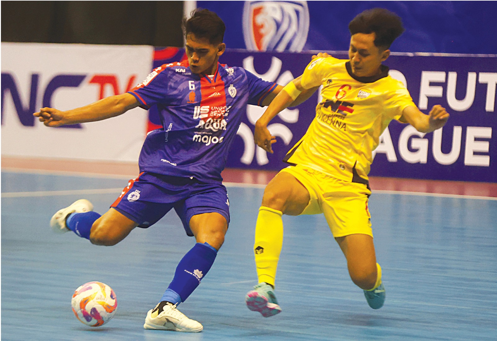 TINGKATKAN PRODUKTIVITAS: Andres Dwi Persada (kiri) berusaha melepaskan tembakan dalam laga PFL Seri Malang di GOR Ken Arok, 12 Januari lalu. DARMONO/RADAR MALANG
