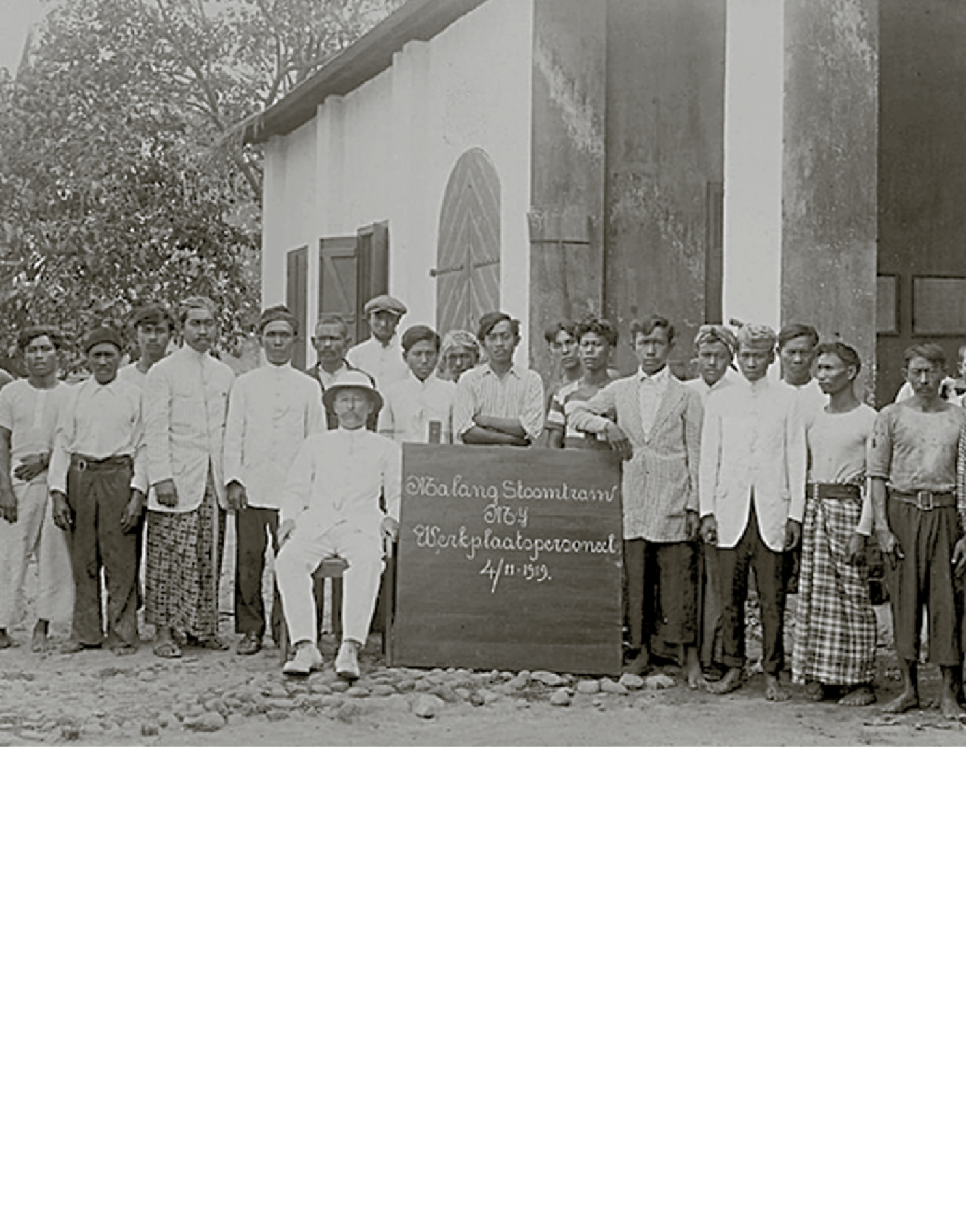 BANYAK YANG BERUBAH: Dokumentasi tahun 1919 menunjukkan pekerja Malang Stoomtram Maatschappij di depan bengkel atau Balai Yasa. Foto bawah, peron jalur 1 Stasiun Jagalan kini sudah padat.