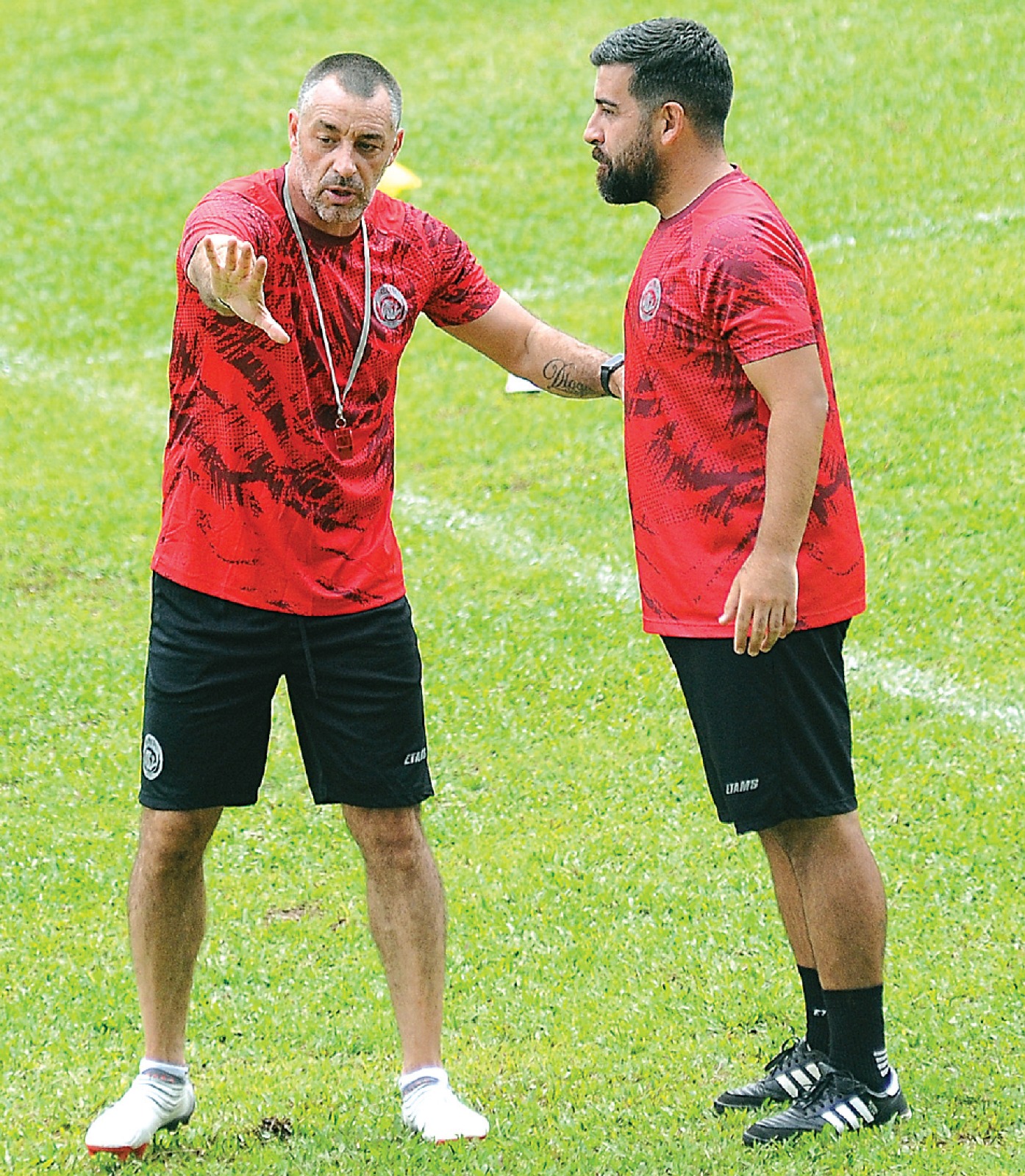 WAJIB BANGKIT: Pelatih Kepala Arema FC Ze Gomes (kiri) memberikan masukan kepada pelatih fisik Gustavo Correa dalam sesi latihan di Stadion Gajayana, pekan lalu MEDIA OFFICER AREMA FC FOR RADAR MALANG