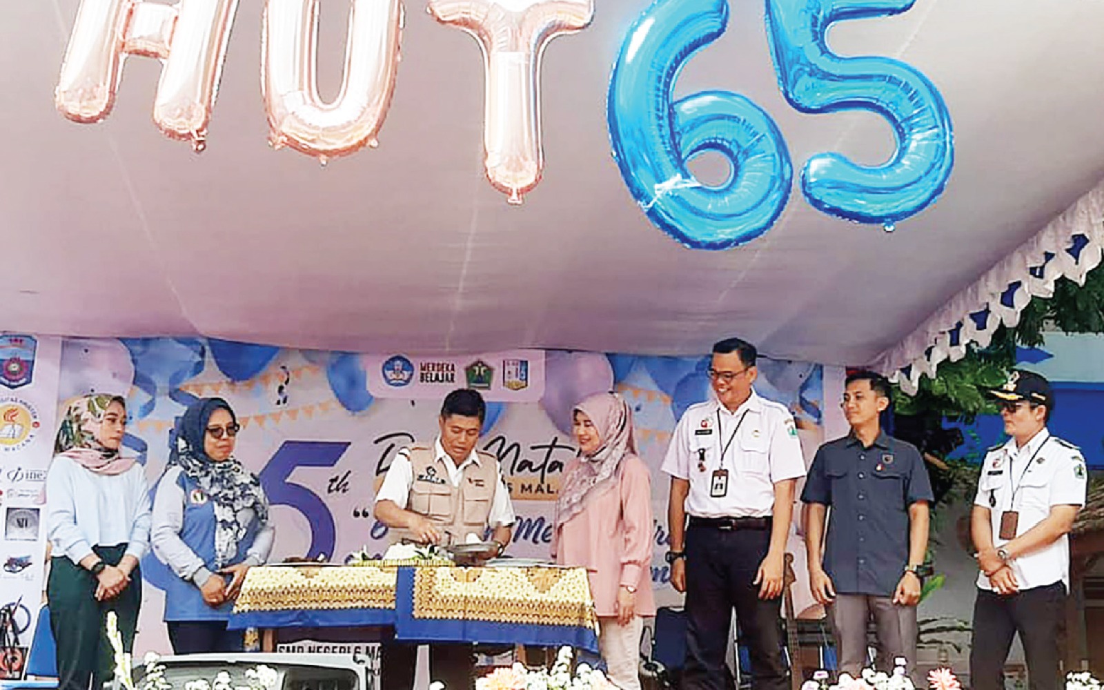 SEMAKIN MATANG: Kepala Disdikbud Kota Malang Suwarjana (tengah) memotong tumpeng dalam perayaan HUT ke-65 SMPN 6 Malang kemarin. DUROTUL KARIMAH/RADAR MALANG