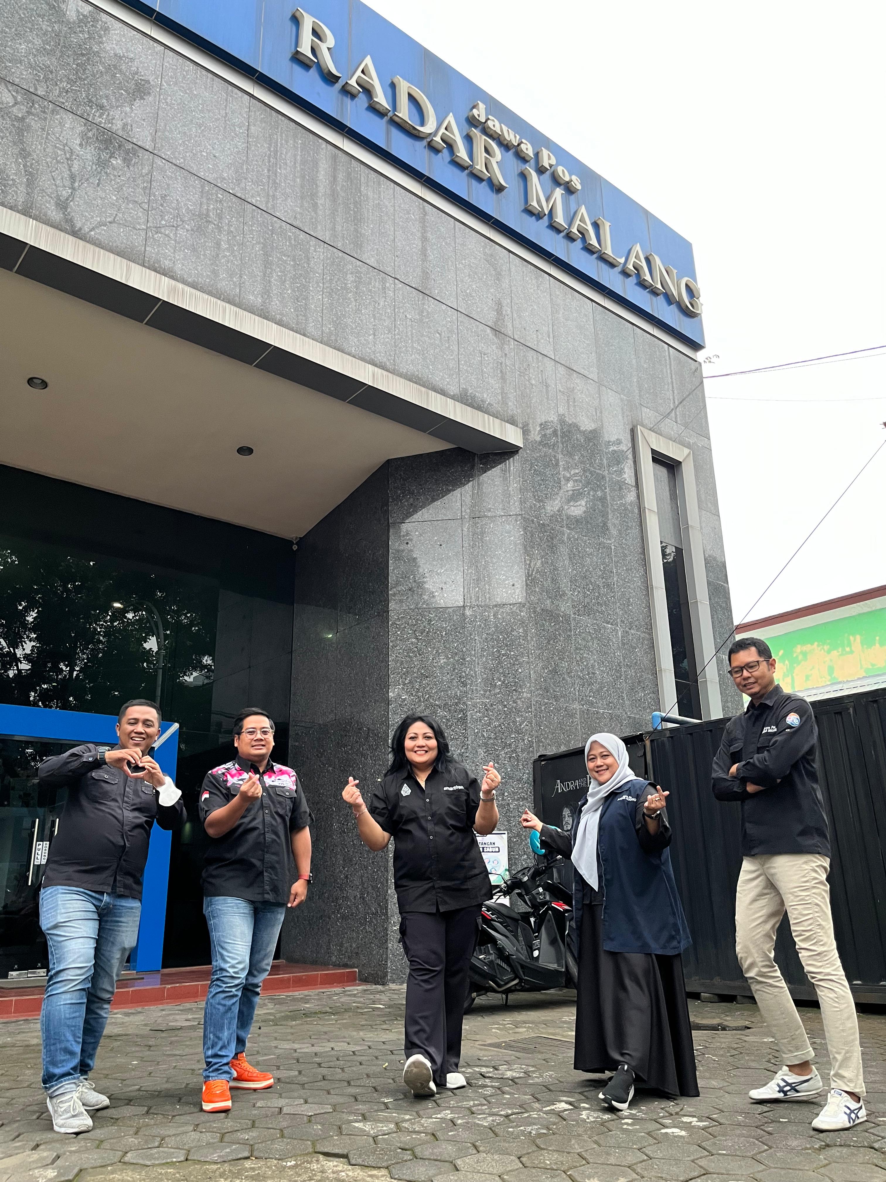 Departemen Learning & Engagement Smartfren Dian Alfonsa Yosephina (tengah) dan Regional Brand and Marketing, South East Java Bali Nusra Hatta Yoga W (dua dari kiri).