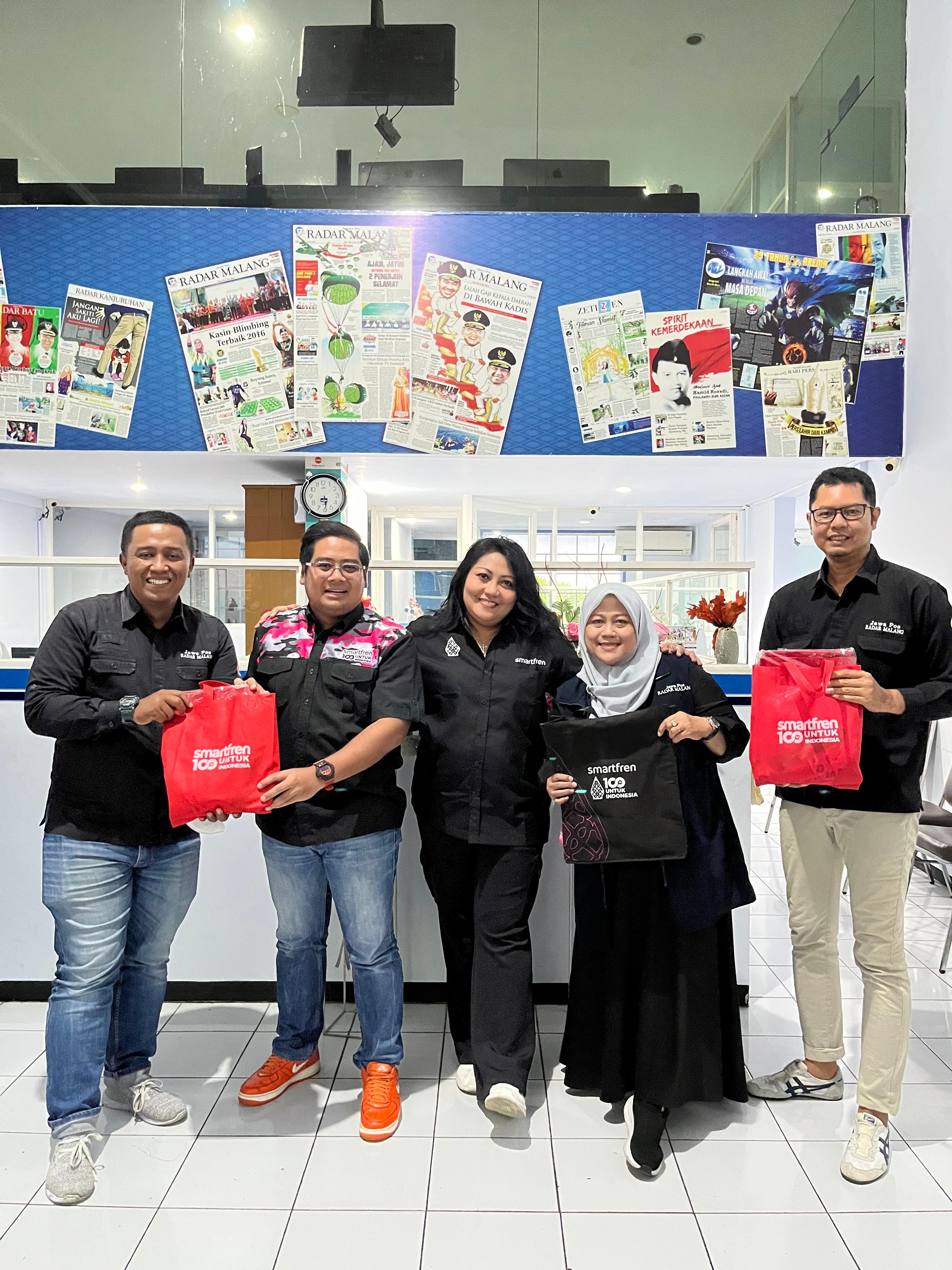 Departemen Learning & Engagement Smartfren Dian Alfonsa Yosephina (tengah) dan Regional Brand and Marketing, South East Java Bali Nusra Hatta Yoga W (dua dari kiri) di kantor Radar Malang Rabu (15/1).