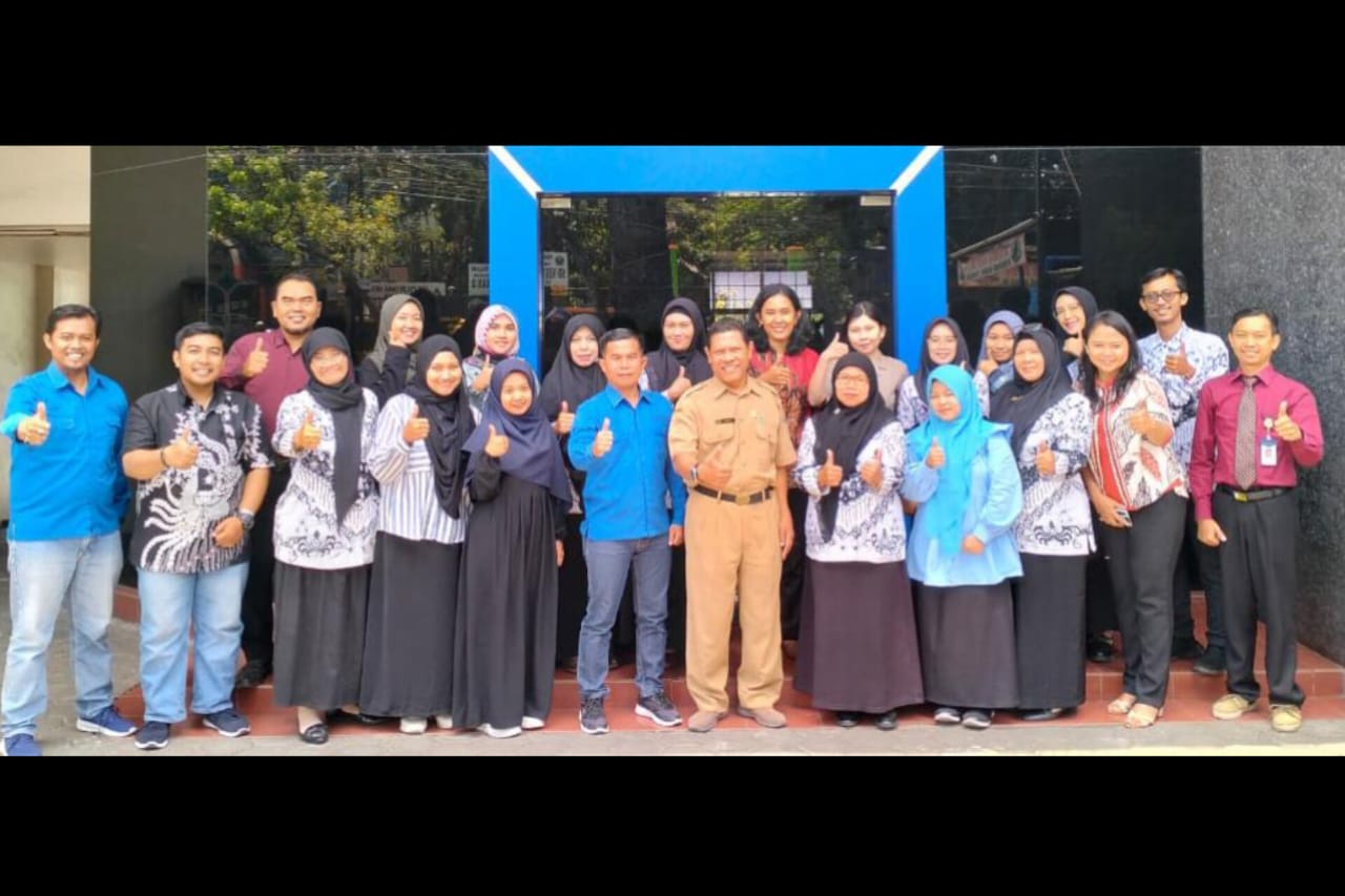 PERKUAT LITERASI : Para peserta Diklat Jurnalistik Guru SMP/MTs beberapa waktu lalu di Kantor Jawa Pos Radar Malang.