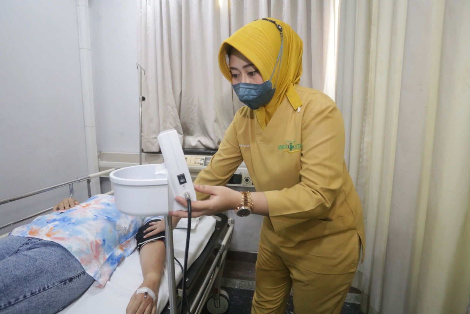 TERUS DIPANTAU: Perawat RS Husada Utama melayani pasien DBD di ruang rawat inap. ROBERTUS RISKY/JAWA POS