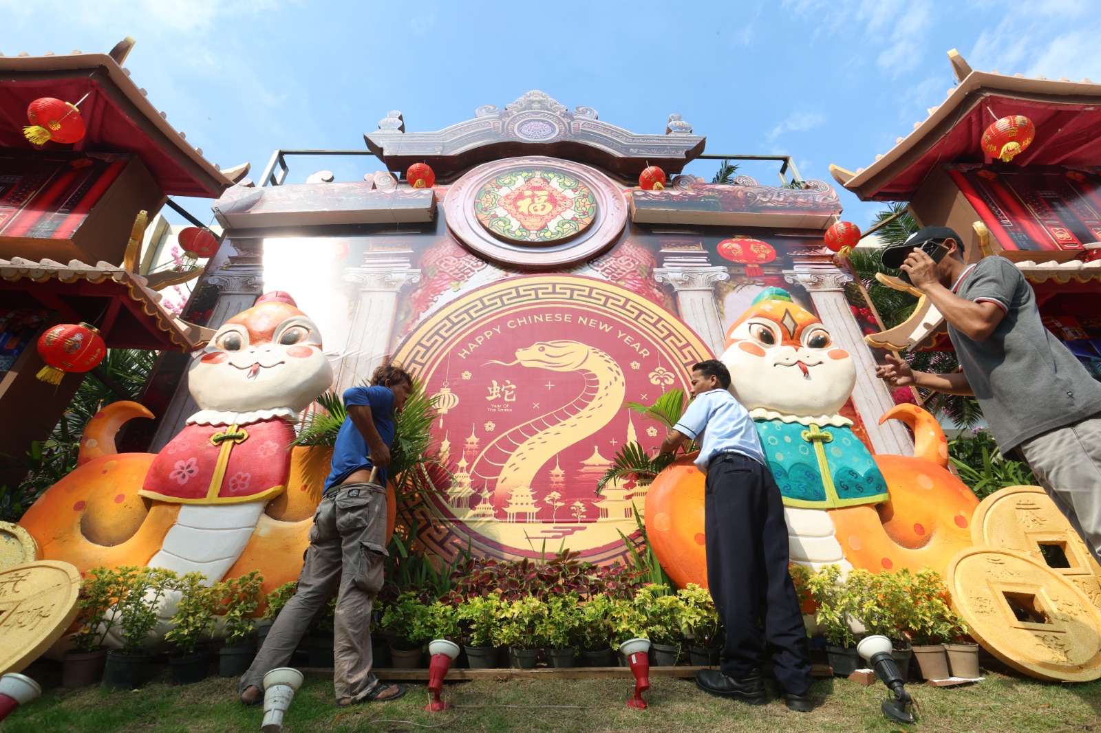 OPTIMISTIS: Ornamen Tahun Baru Imlek bergambar ular kayu terpampang di bagian depan Malang Town Square (Matos). Itu menjadi bagian dari upaya menggenjot kunjungan. DARMONO / RADAR MALANG