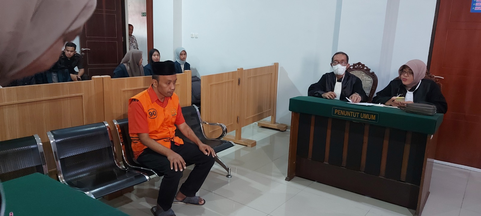 RESIDIVIS: Suwandi alias Bobby mendengarkan pembacaan putusan majelis hakim pengadilan Negeri Kepanjen kemarin (16/1). Dia dihukum seumur hidup atas kasus home industry sabu-sabu.