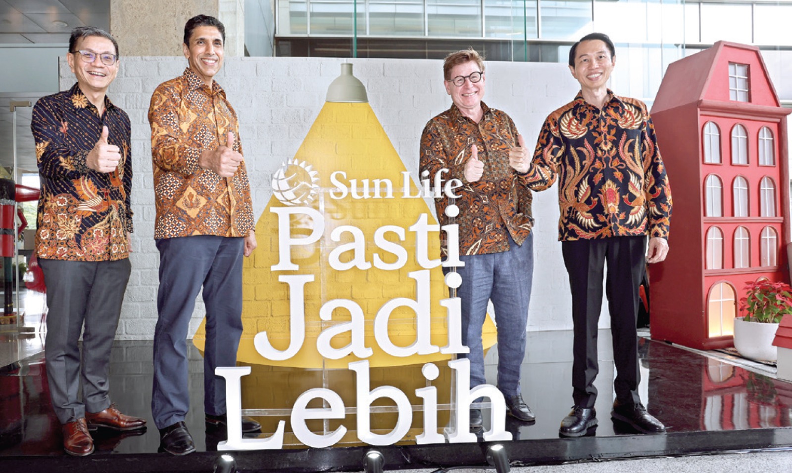 SUN LIFE BERTEKAD TUMBUH PESAT: President Emerging Market Sun Life Asia Randy Lianggara (kanan), President/CEO Sun Life Financial Global Kevin Strain (kedua kanan), President Sun Life Asia Manjit Sigh