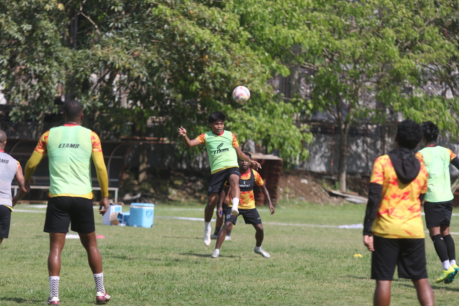 TIDAK JOR-JORAN: Pemain baru Arema FC Aswin (depan) menghalau bola dalam sesi latihan di Lapangan Universitas Brawijaya, kemarin. SATRIA CAHYONO/RADAR MALANG
