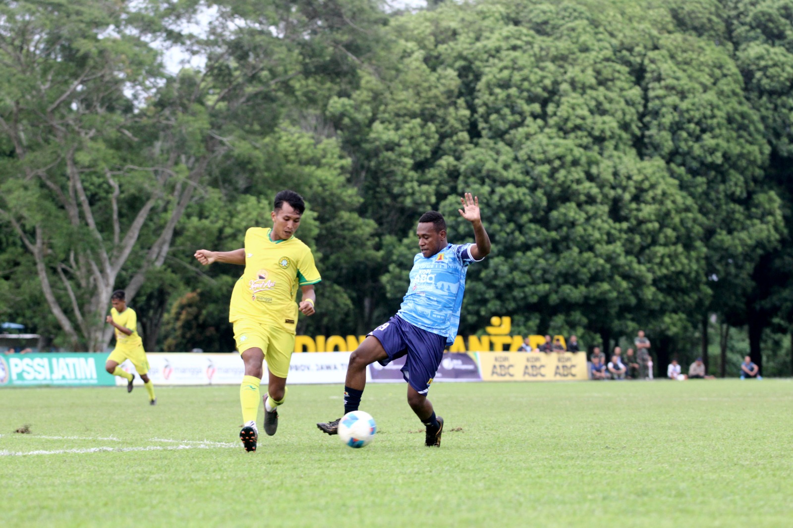 JALAN TERJAL: Pemain Persema Malang (kanan) berusaha menghalau akselerasi penggawa Perseta 1970 dalam laga Liga 4 babak 64 besar, 10 Januari lalu. MO PERSEMA MALANG FOR RADAR MALANG