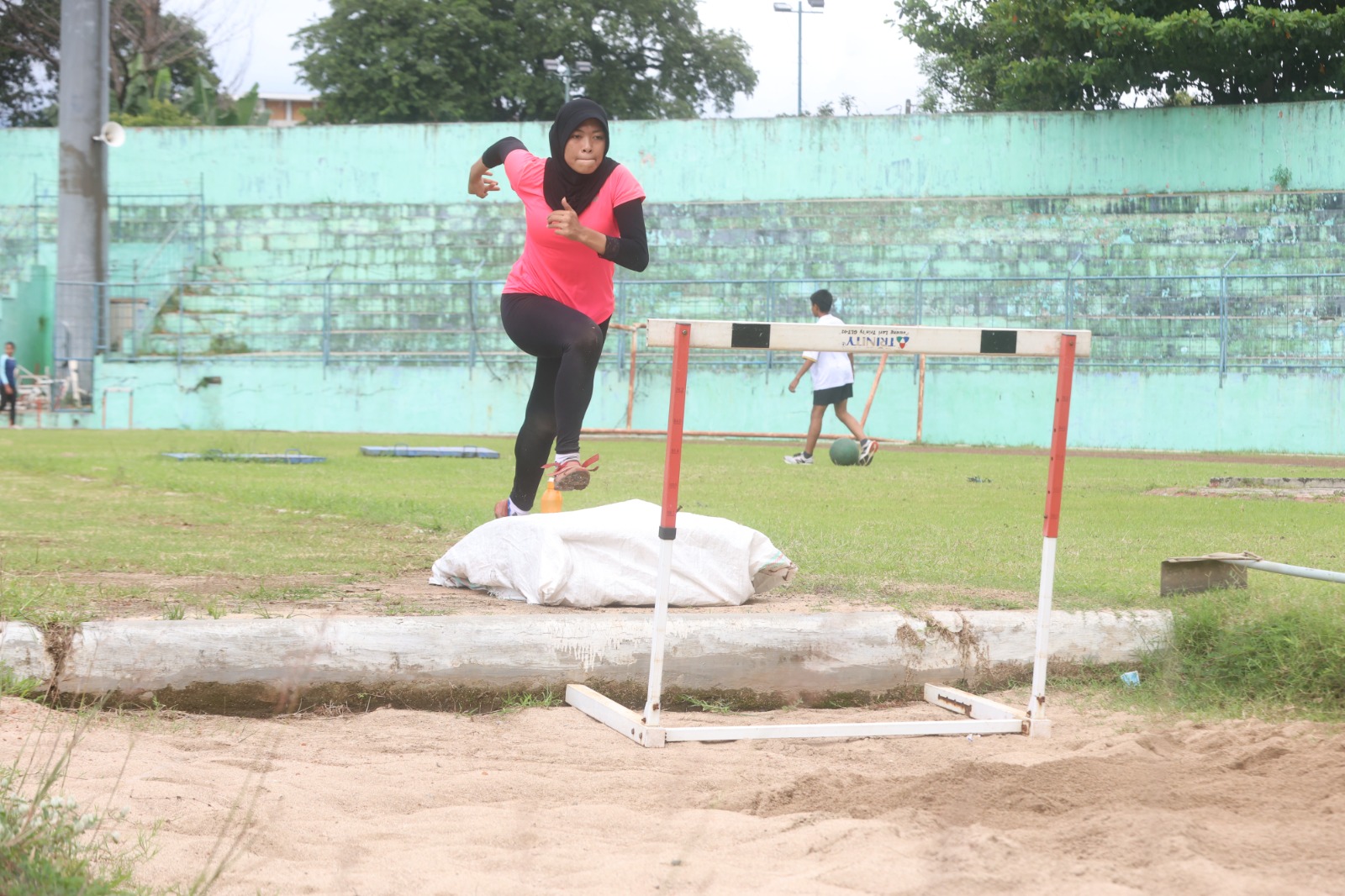 TINGKATKAN MOTIVASI: Atlet lompat jauh Kota Malang menjalani sesi latihan teknik di Stadion Gajayana, pekan lalu. DARMONO/RADAR MALANG