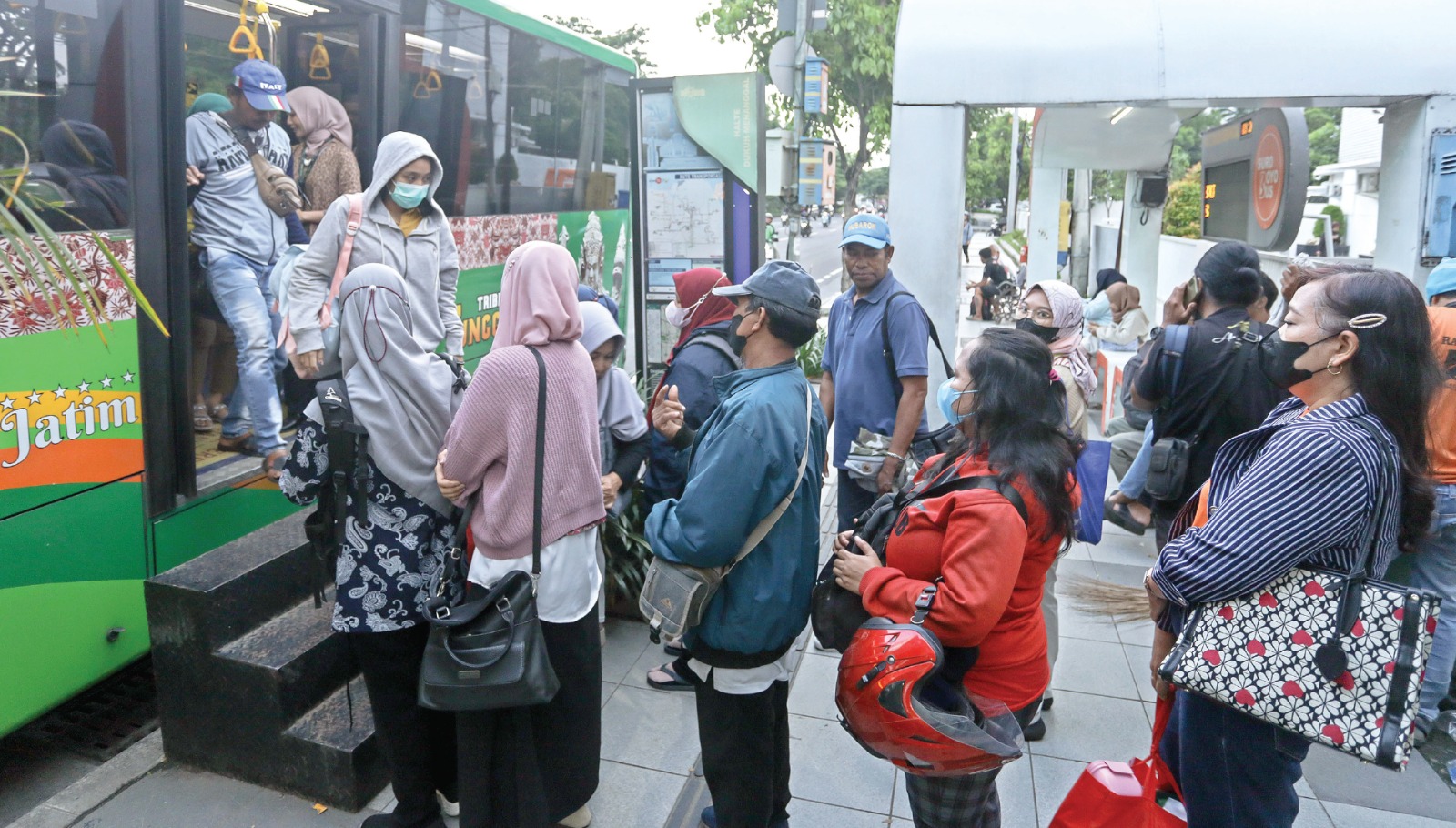 RAMAI PENUMPANG: Warga antre untuk masuk bus Trans Jatim di halte Menanggal kemarin sore. Dishub Jatim bakal berkomunikasi dengan Pemkot Surabaya terkait pengaturan transportasi publik.