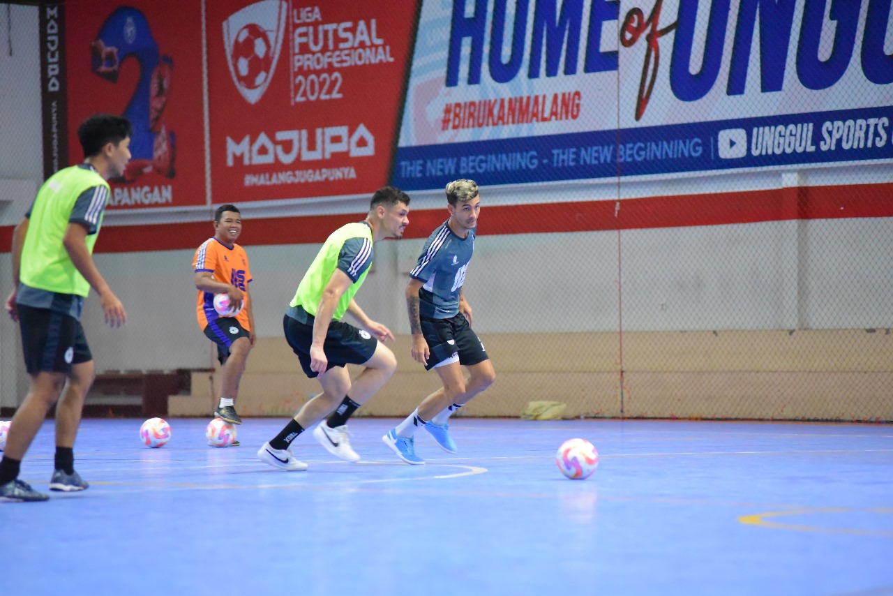 BURU HASIL MAKSIMAL: Andres Teran (kanan) dan Wellington Pereira (tengah) menjalani sesi latihan di Unggul Sport Center, Rabu lalu (15/1). MEDIA OFFICER UNGGUL FC MALANG FOR RADAR MALANG