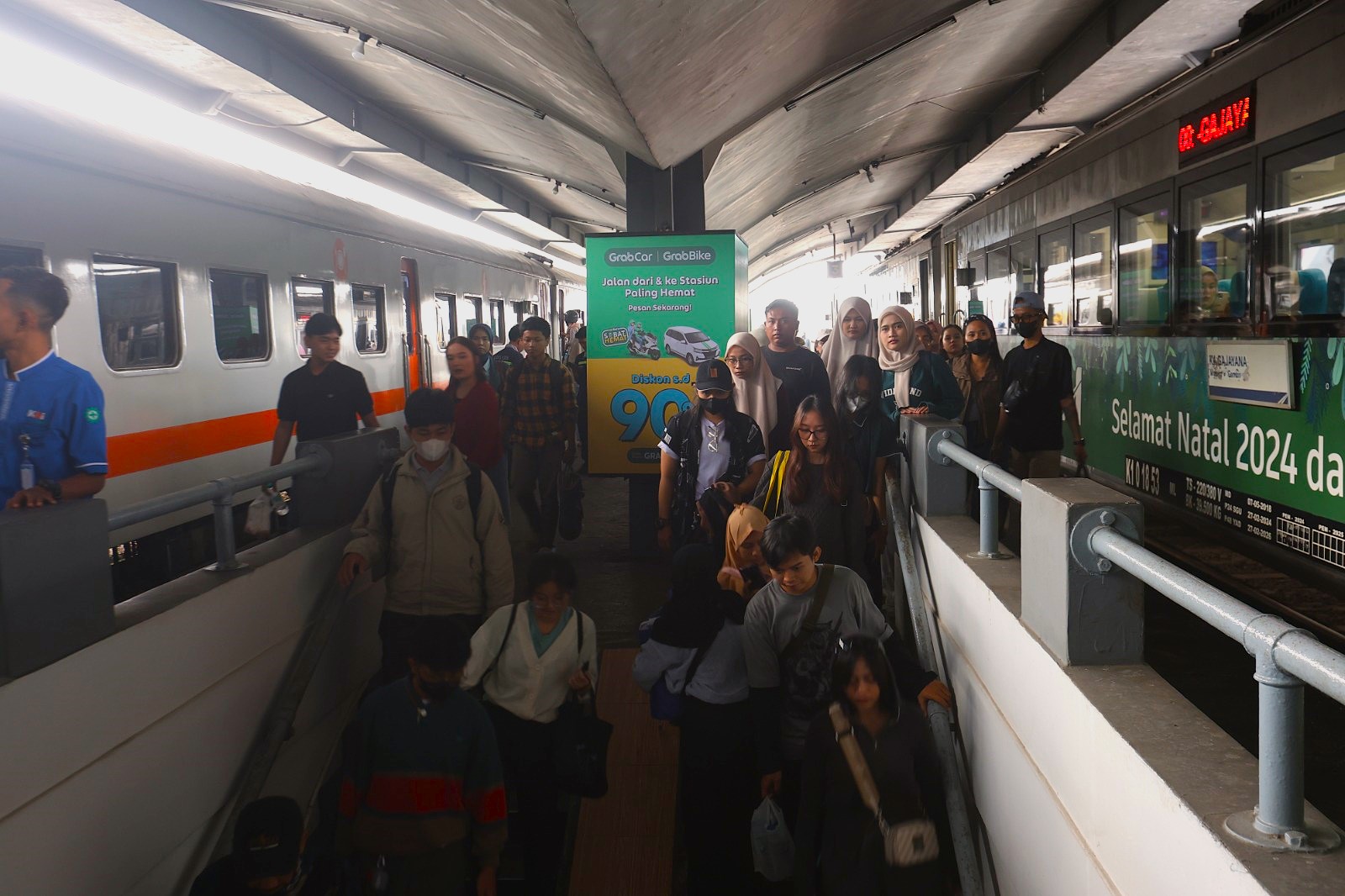 GAPEKA 2025: Sejumlah penumpang memadati area Stasiun KA Malang, kemarin. Mulai bulan depan, waktu tempuh delapan KA bakal lebih cepat dibanding sebelumnya. DARMONO/ RADAR MALANG