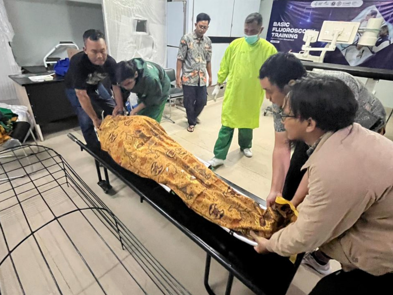 Polisi dan tim medis mengevakuasi jenazah pekerja RS UB yang ditemukan meninggal di toilet rumah sakit kemarin (17/1).