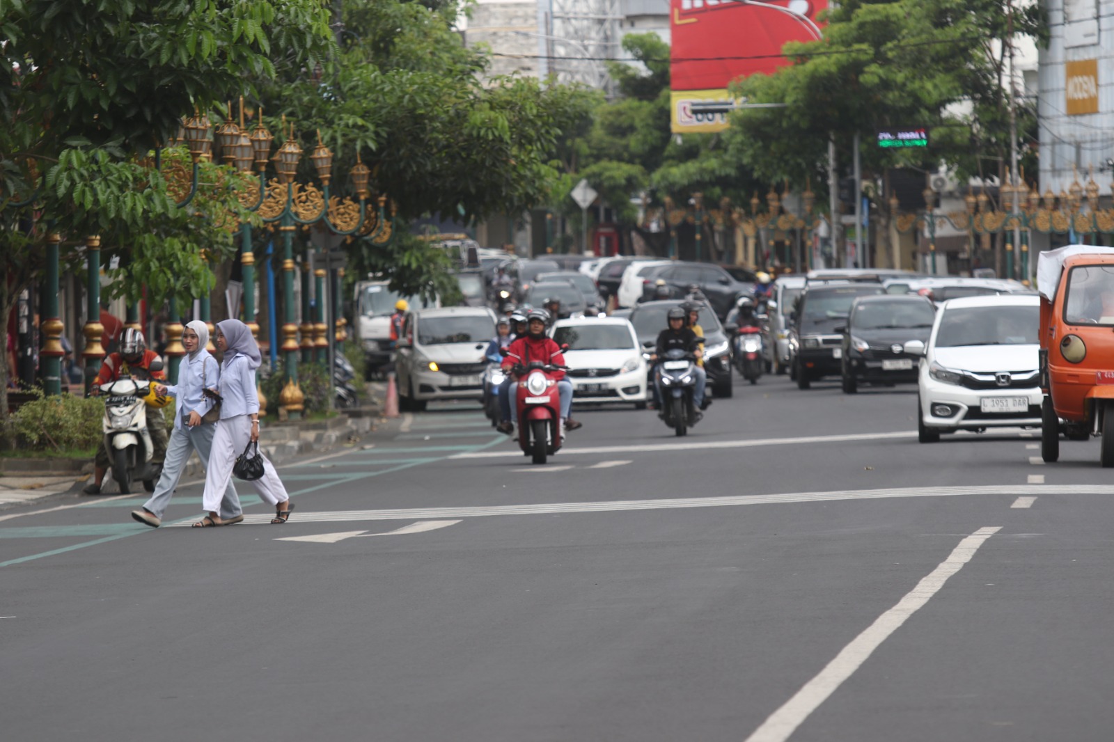 Arus lalu lintas di Jalan Basuki Rahmat tampak lebih lancar, kemarin. Mulai akhir Desember 2024, pemkot menerapkan kebijakan larangan parkir di sisi timur.