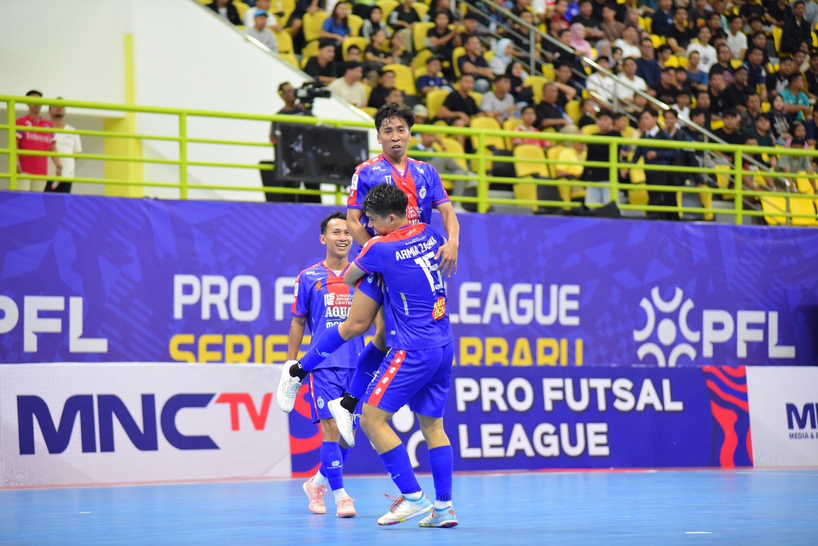 START SEMPURNA: Armia Zainul mengangkat Vicky Irawan yang telah melesatkan gol ketiga Unggul FC Malang di laga kemarin siang. MEDIA OFFICER UNGGUL FC MALANG FOR RADAR MALANG