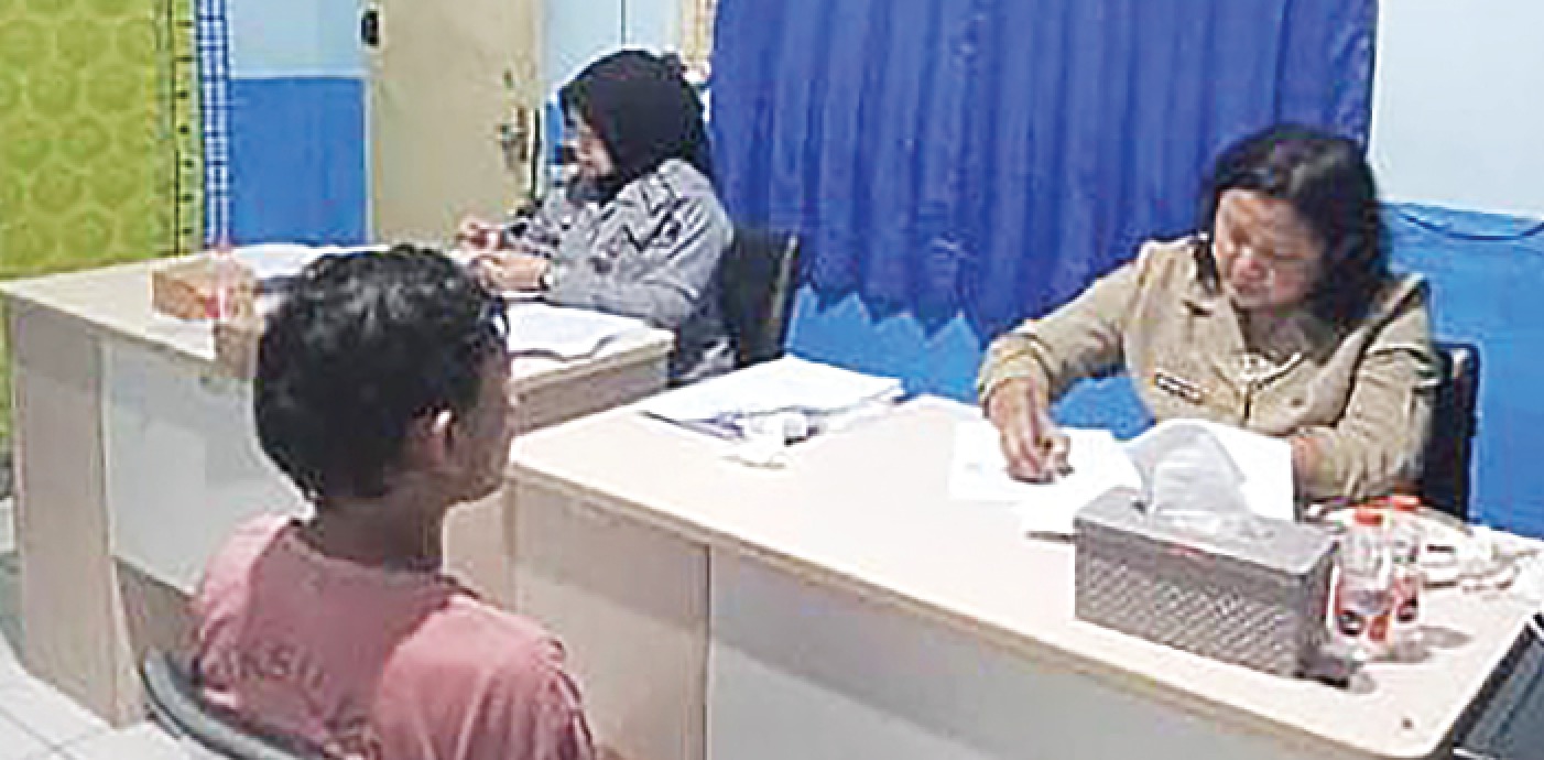 PEMERIKSAAN: Tim dari BNN Kabupaten Malang menginterogasi seorang pemuda yang diduga mengonsumsi narkoba jenis sabu di kantor BNN kemarin (18/1). BNN KABUPATEN MALANG FOR RADAR KANJURUHAN