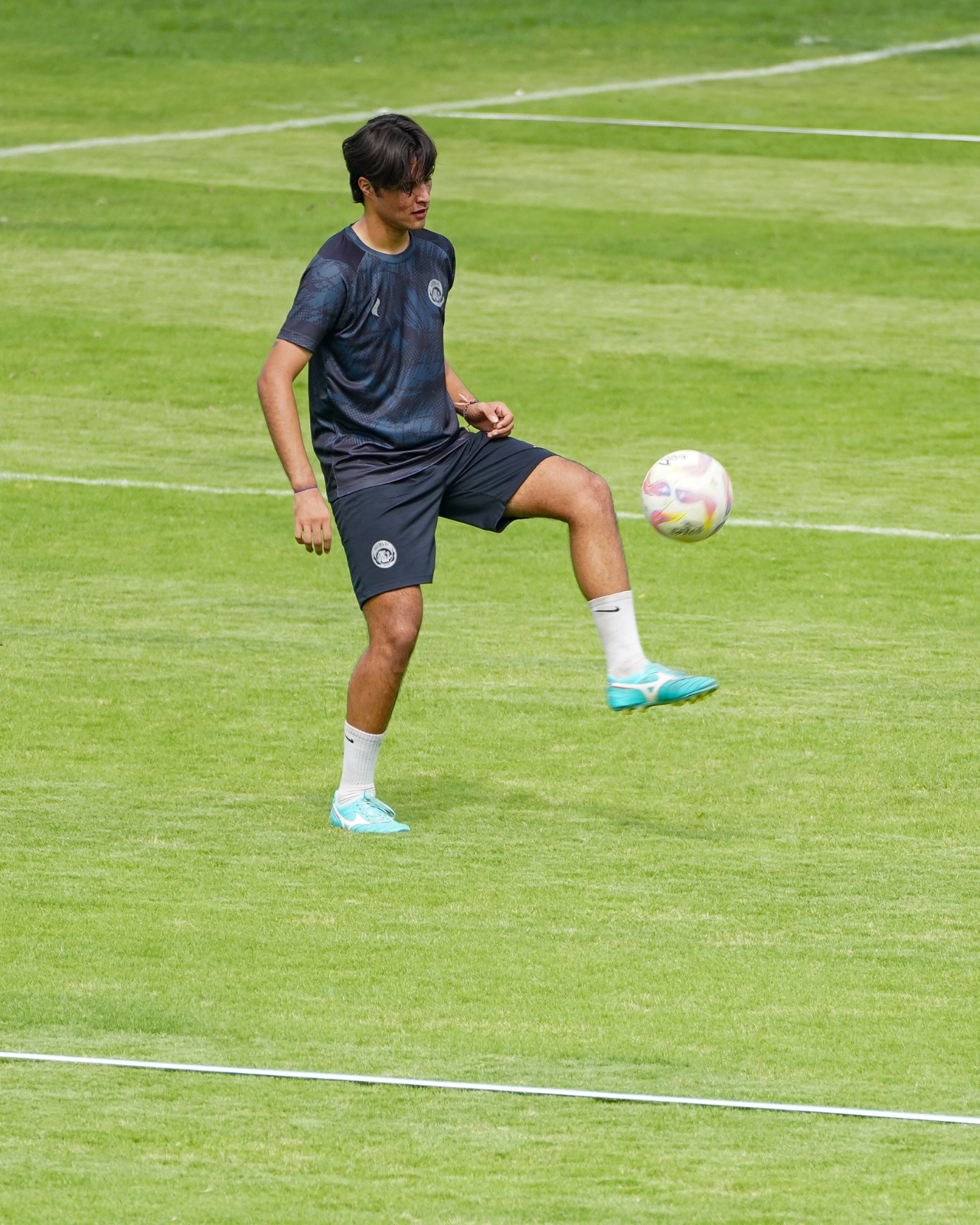 PENUH ARTI: Brandon Marsel Scheunemann mengontrol bola dalam sesi latihan arema FC di Lapangan Wonoayu, Wajak, rabu lalu (15/1). MO AREMA FC FOR RADAR MALANG
