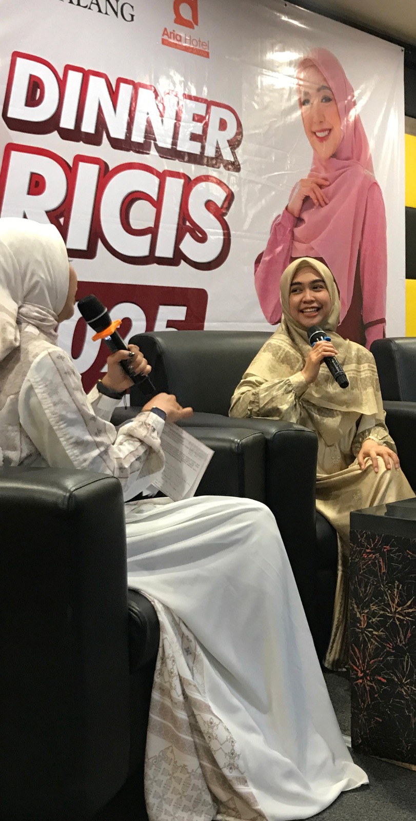 BERBAGI PENGALAMAN: Ria Ricis berbincang dengan perwakilan Keke Busana dan Duta Hijab Radar Malang di Hotel Aria Gajayana, tadi malam. SATRIA CAHYONO / RADAR MALANG