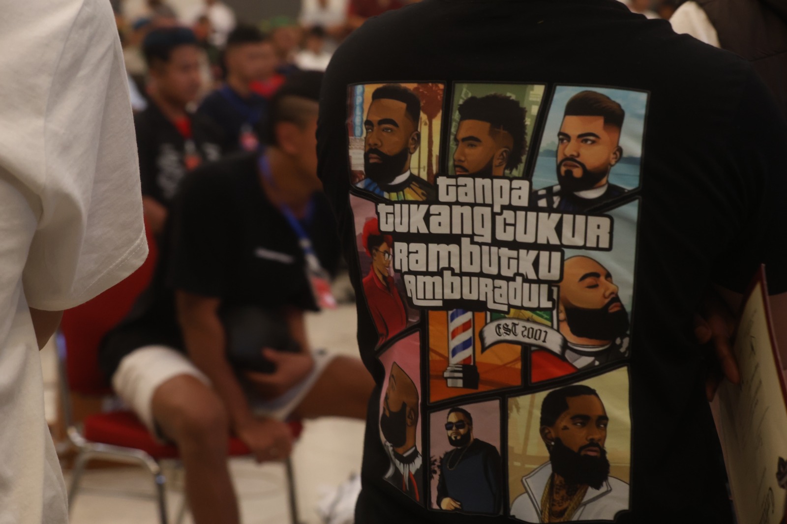 SALING SHARING: Salah satu anggota Komunitas Barber Malang (Kobama) mengenakan kaus tematik. DARMONO / RADAR MALANG