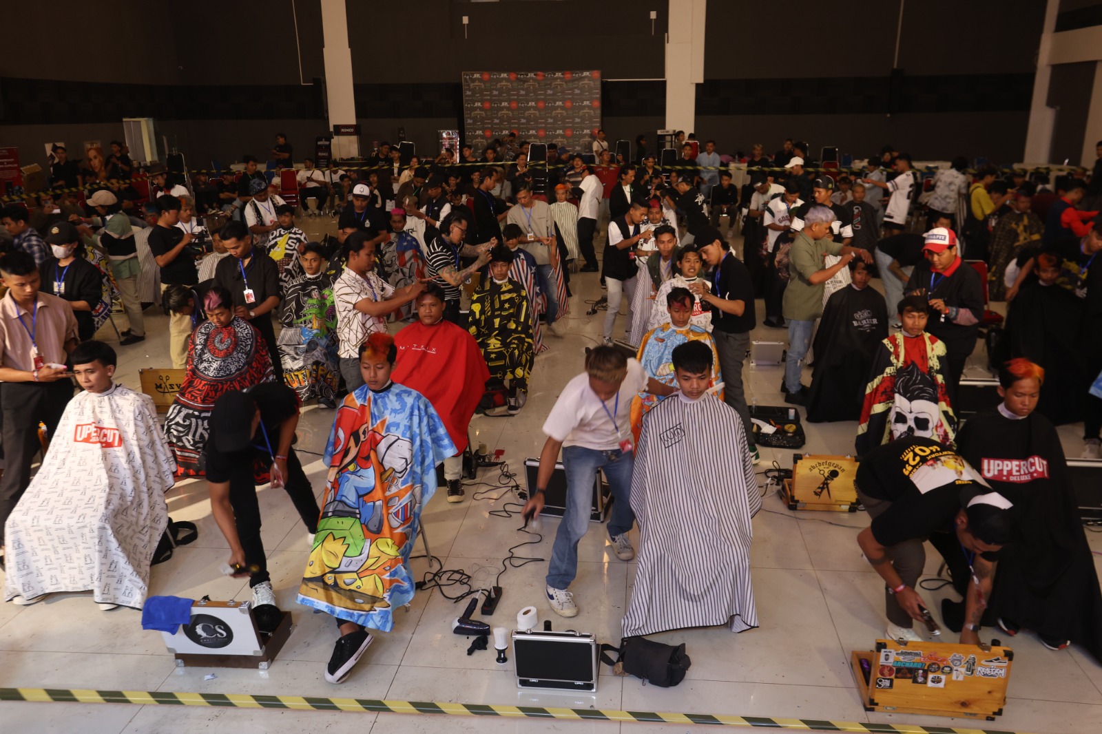 SILATURAHMI: Komunitas Barber Malang (Kobama) menggelar event barber battle di lantai tujuh Malang Creative Center (MCC), Rabu lalu (15/1). DARMONO / RADAR MALANG