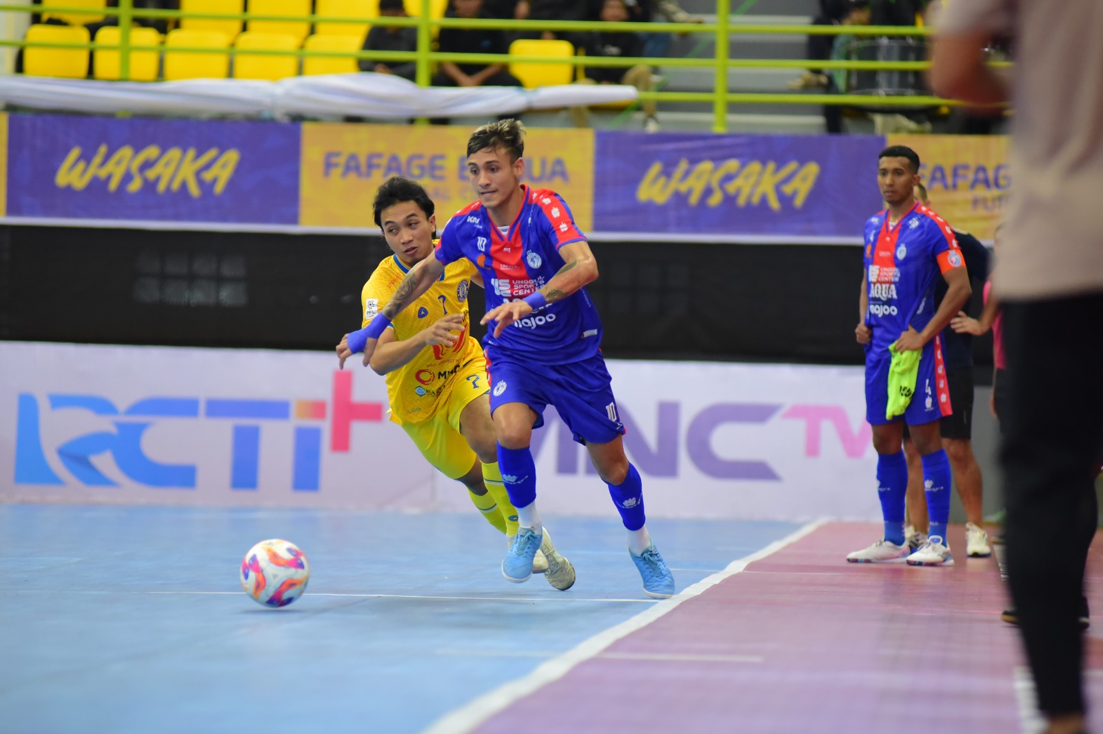 HARUS FOKUS: Flank Unggul FC Malang Andres Teran (kanan) berhasil lepas dari penjagaan penggawa Pangsuma Kalbar FC dalam laga PFL seri Banjarbaru, kemarin. MO UNGGUL FC MALANG FOR RADAR MALANG