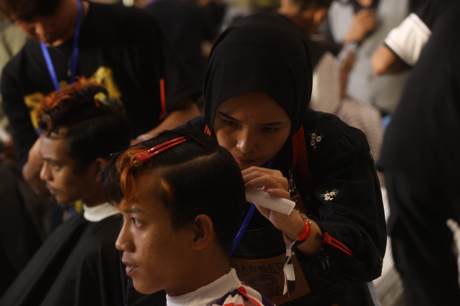 PERCAYA DIRI: Kamilatul Faizah, lady barber asal Kecamatan Dampit, Kabupaten Malang menjadi juara favorit dalam event barber battle, Rabu lalu (15/1). DARMONO / RADAR MALANG