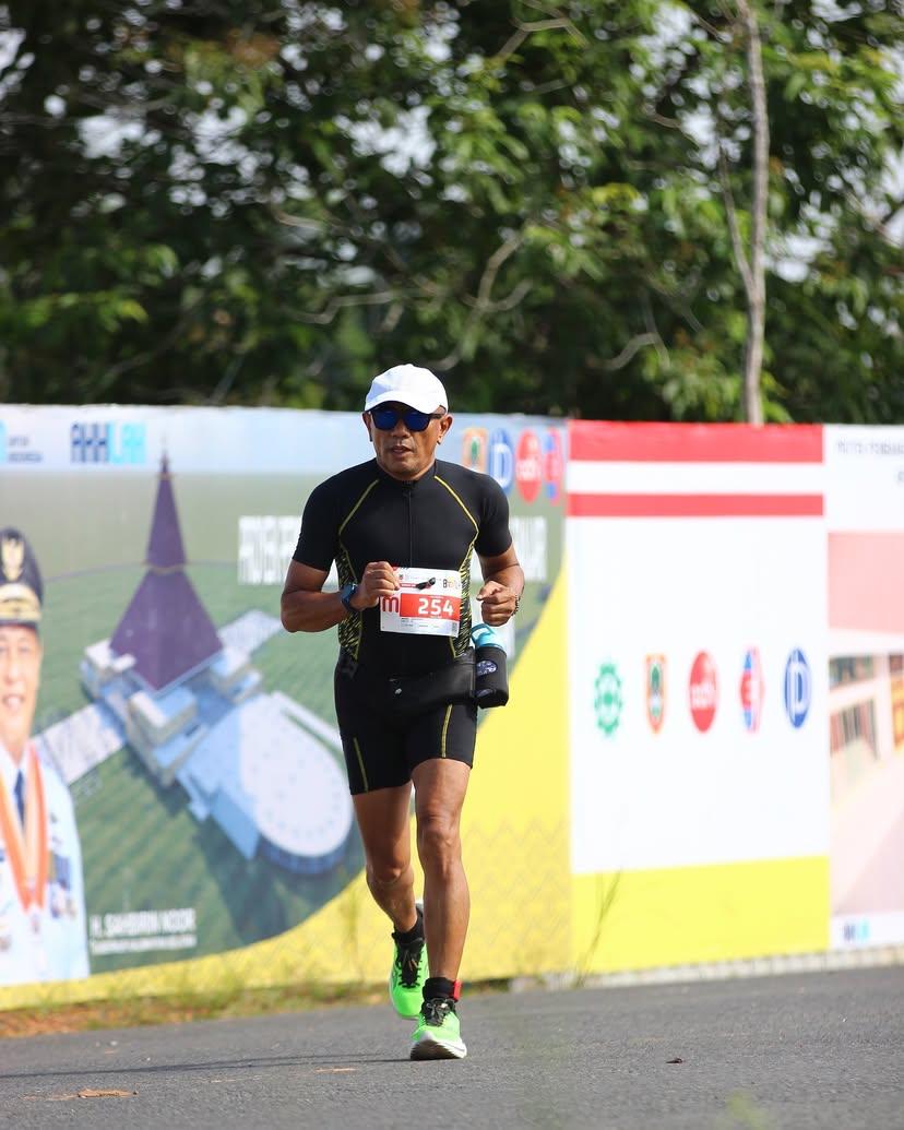 PERKUAT SOSIALISASI: Salah satu anggota klub triathlon Kota Malang mengikuti turnamen di Kalimantan Selatan, 7 desember lalu. TRIATHLON KOTA MALANG FOR RADAR MALANG
