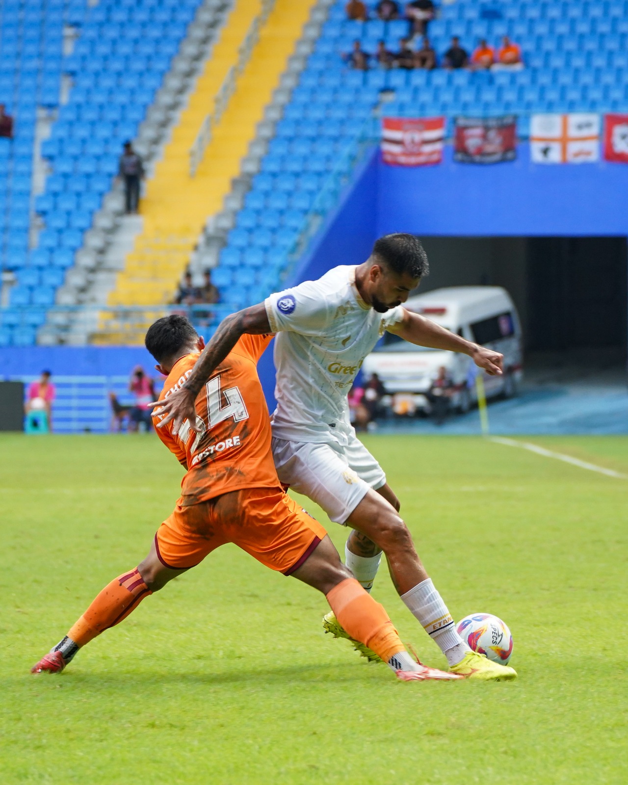 KALAH DOMINAN: Midfielder Arema FC Julian Guevara (kanan) berebut bola dengan bek kanan Borneo FC Alfharezi Buffon pada pertandingan di Stadion Batakan, Balikpapan, Kalimantan Timur, kemarin (19/1).