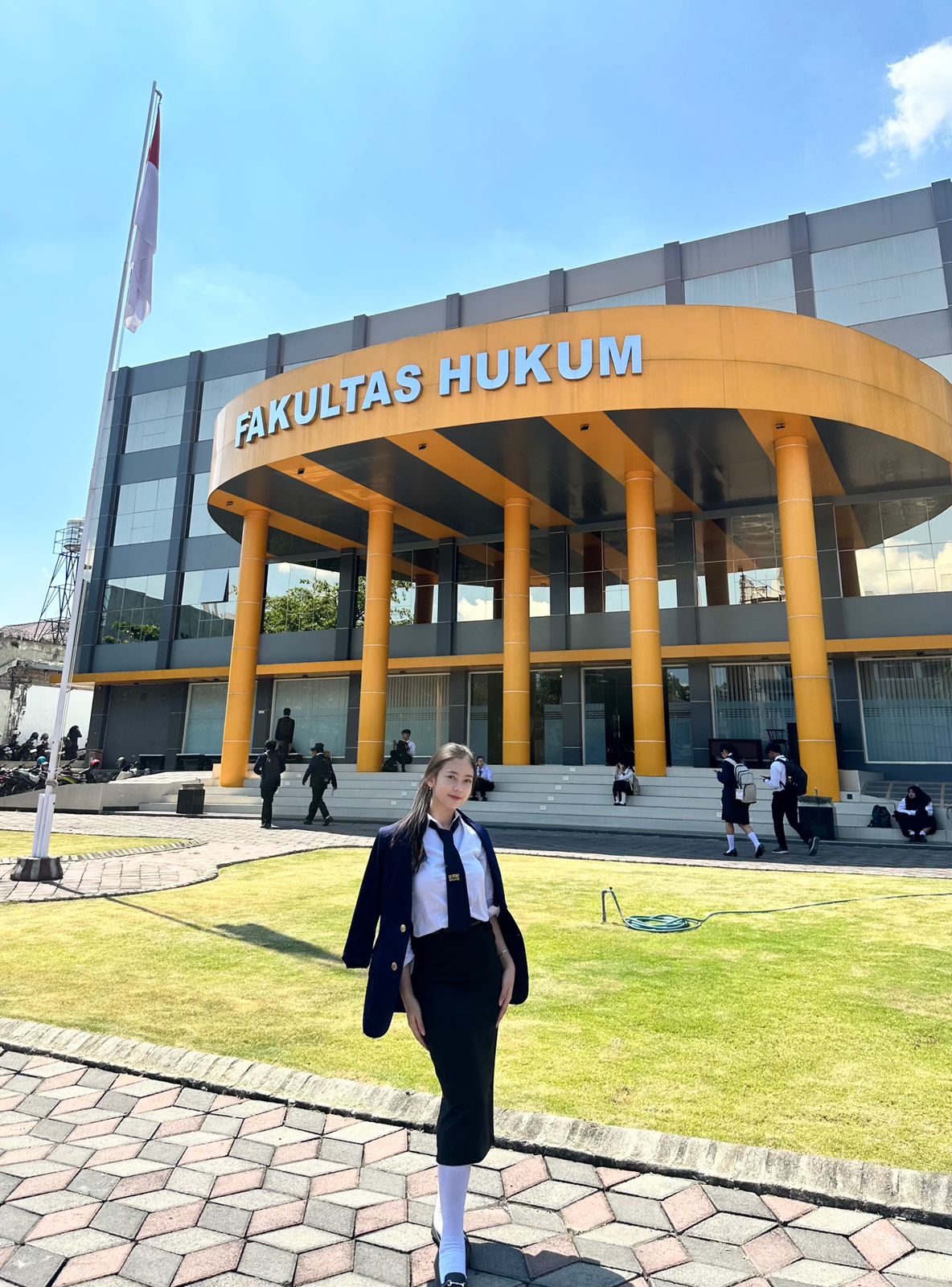 BERJIWA PENGUSAHA: Amelia Rosiana Dewi di depan gedung fakultas hukum Universitas Merdeka (Unmer) Malang kemarin.