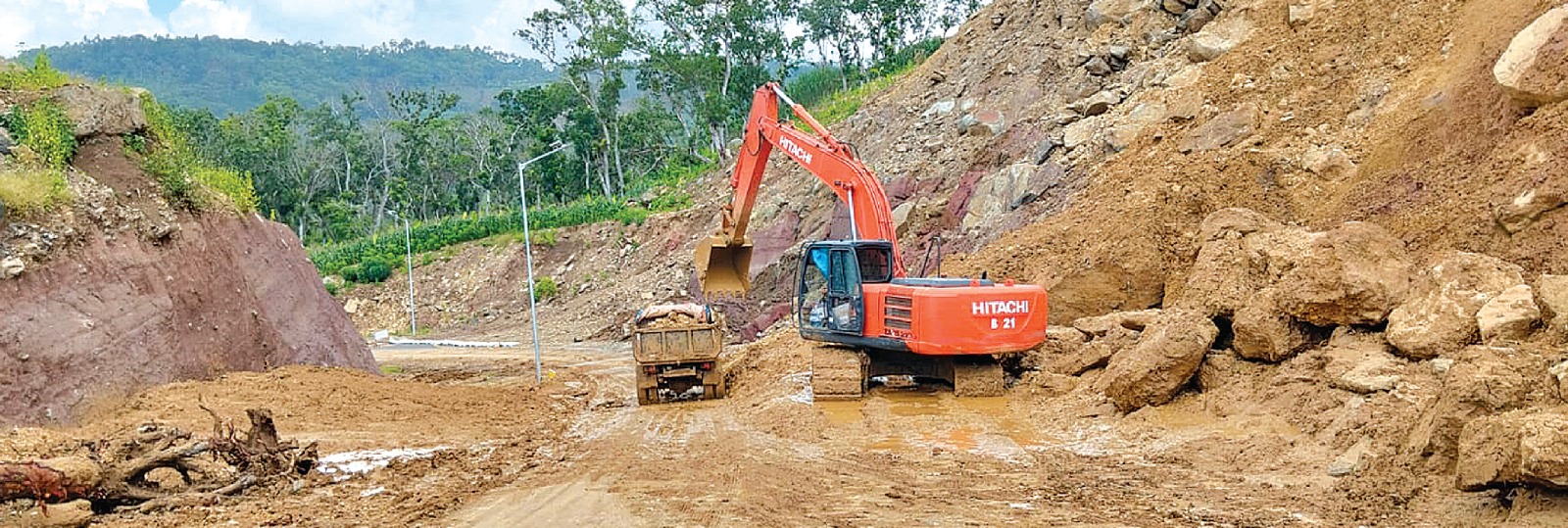 JALUR TERPUTUS: Satu unit alat berat masih memperbaiki ruas jalan di Jalur Lintas Selatan (JLS) kelok sembilan Desa Sumberoto, Kecamatan Donomulyo akibat longsor pada Desember 2024 lalu.