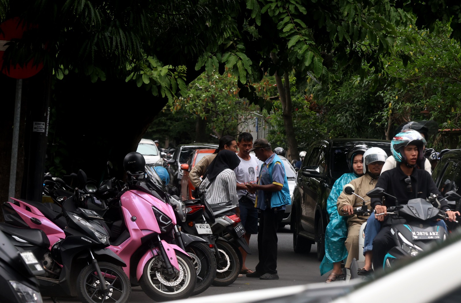 PICU KEMACETAN PANJANG: Deretan sepeda motor terparkir di samping MOG kemarin siang. Dishub Kota Malang berencana menertibkan parkir di sana. DARMONO/RADAR MALANG