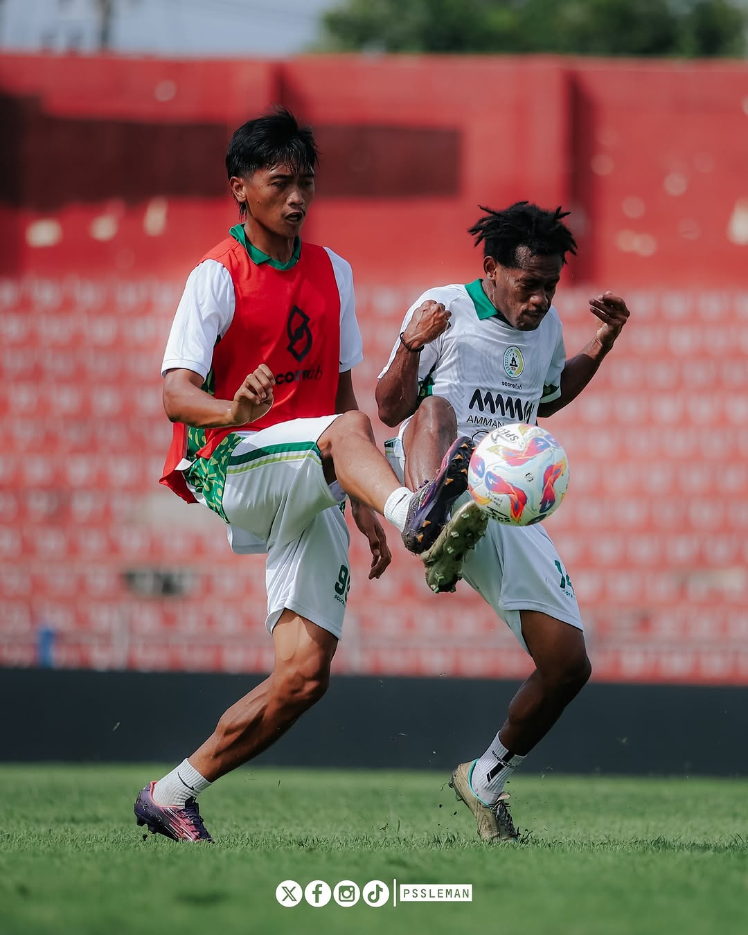SEGERA TUNE-IN: Jayus Hariono (kiri) berebut bola dalam sesi latihan PSS Sleman di Stadion Brawijaya, Kediri, Sabtu lalu (18/1). INSTAGRAM PSS SLEMAN FOR RADAR MALANG