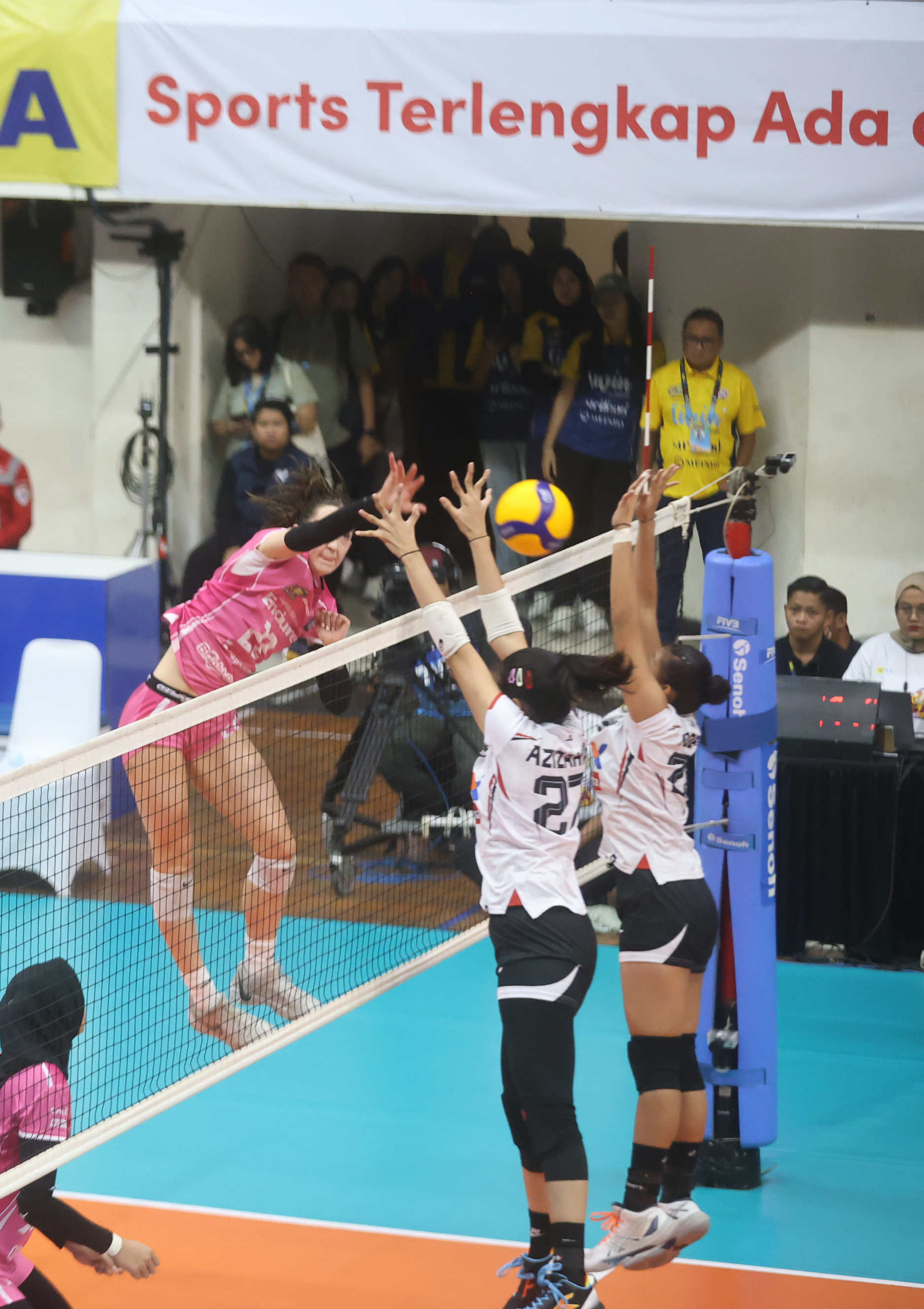 HAPPY ENDING: Pemain Jakarta Pertamina Enduro Erica Mary Staunton (kiri) melakukan smash melawan Yogya Falcons di GOR Ken Arok, kemarin. DARMONO/RADAR MALANG